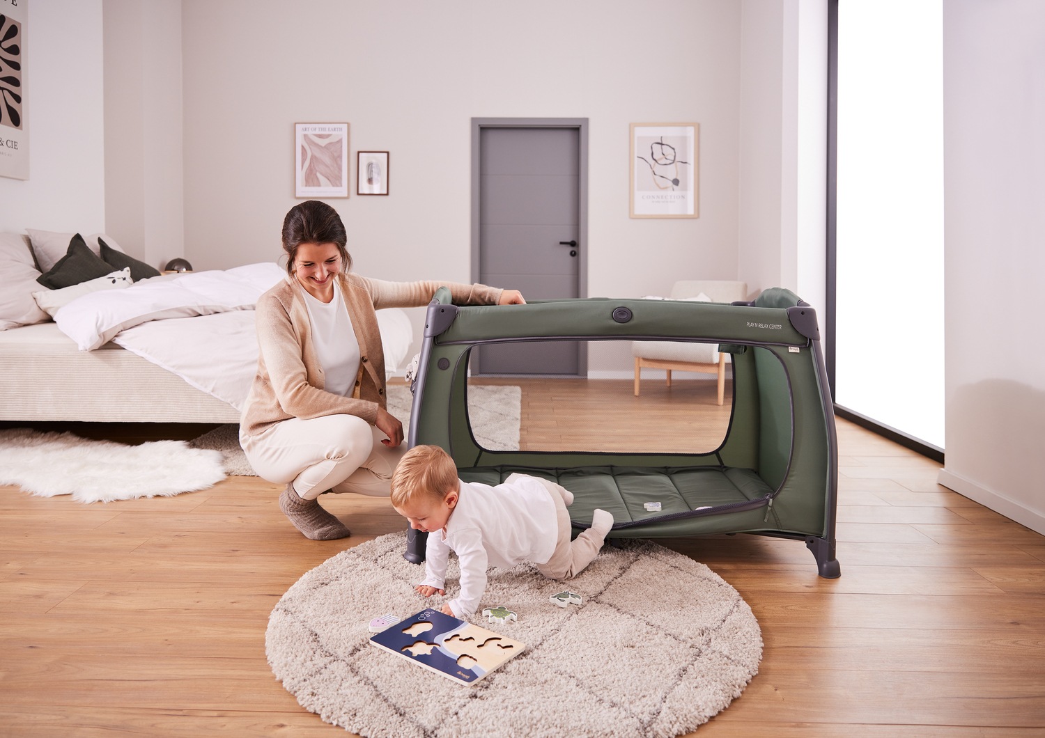 Hauck Baby-Reisebett »Play N Relax Center, darkgreen«, inkl. Neugeboreneneinhang, Wickelmulde, Ausstieg, Räder