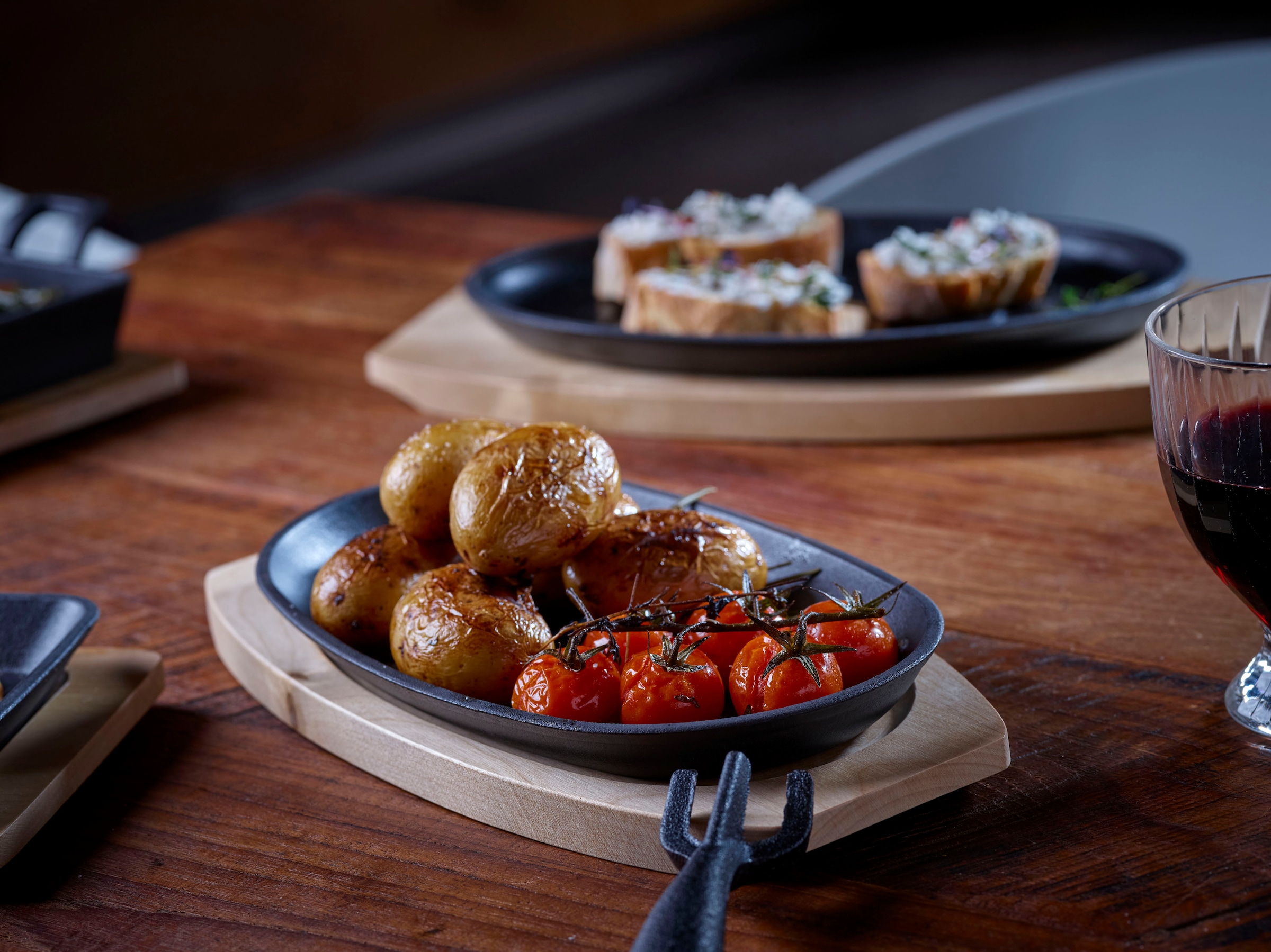 ECHTWERK Servierpfanne »Pfännchen«, Gusseisen, mit Servierbrett, abnehmbarer Griff, f. Backofen, Grill, BBQ