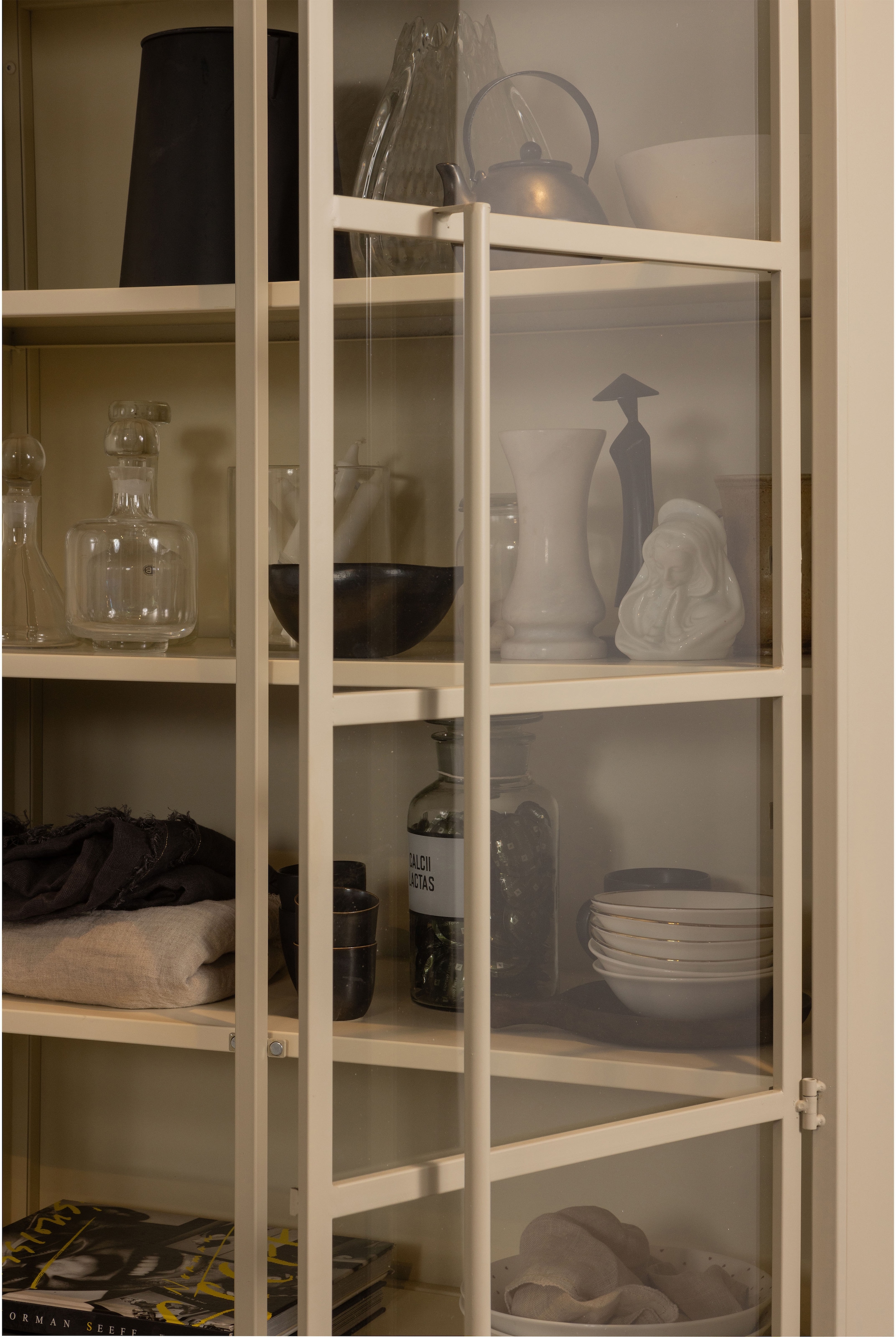 WOOOD Vitrine »EXHIBIT XL mit 2 Glastüren  METALL« Die Vitrine Exhibit aus mattem Metall bietet 5 robuste Einlegeböden.