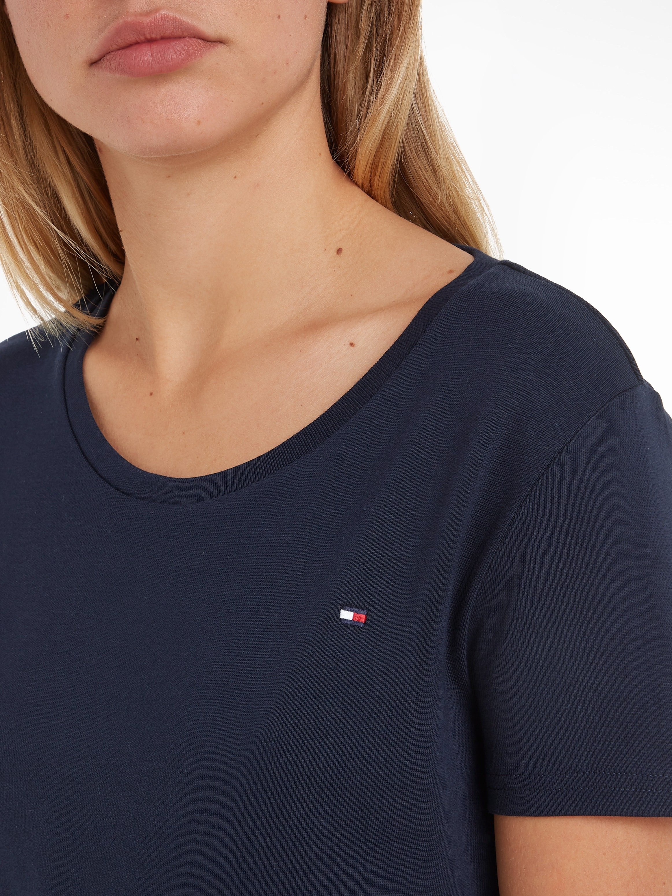 Tommy Hilfiger T-Shirt »SLIM CODY RIB C-NK SS«, mit dezenter Tommy Hilfiger Logostickerei