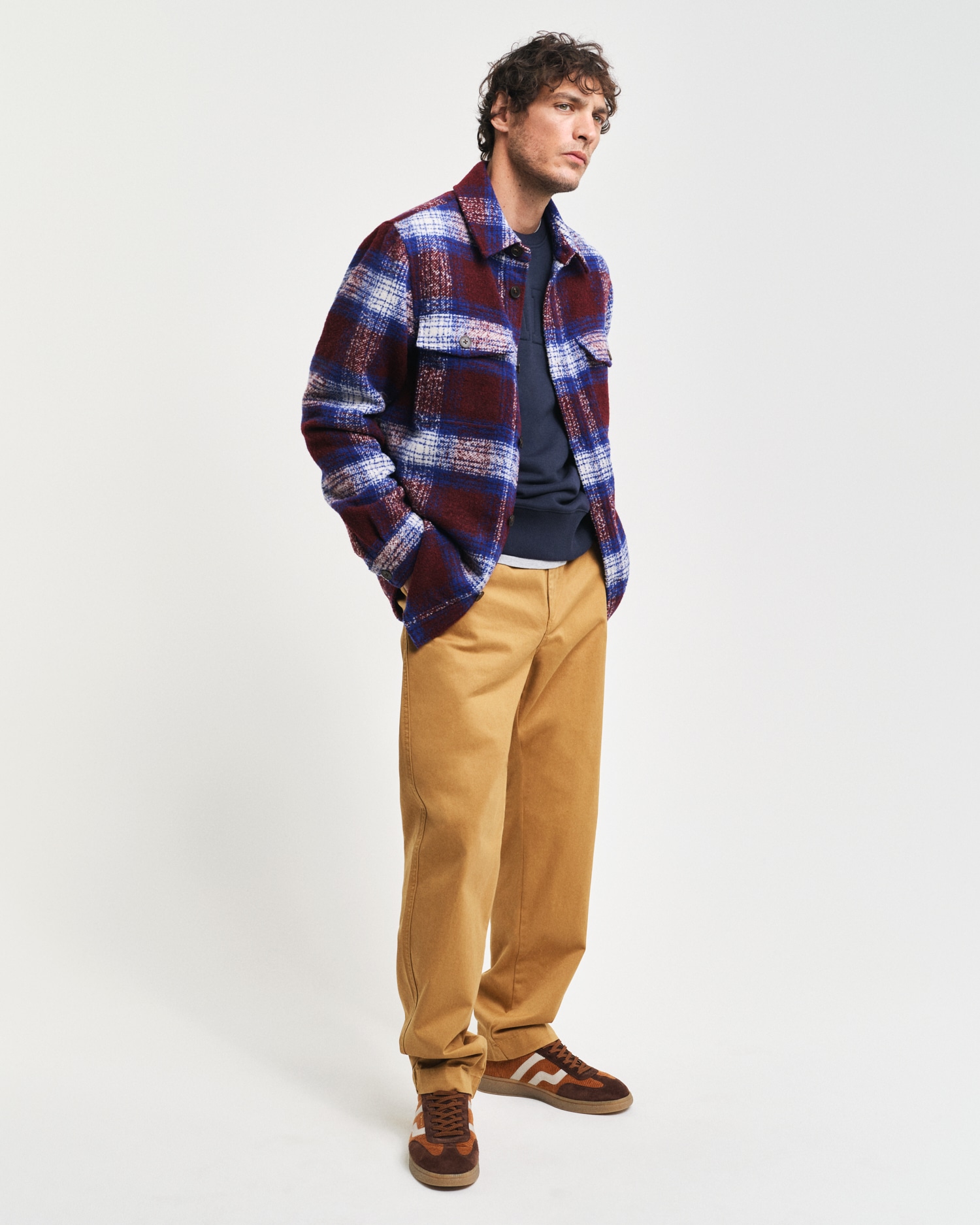 Gant Sweatshirt »EMBOSSED C-NECK SWEAT« eine erhabene GANT-Grafikprägung auf der Brust