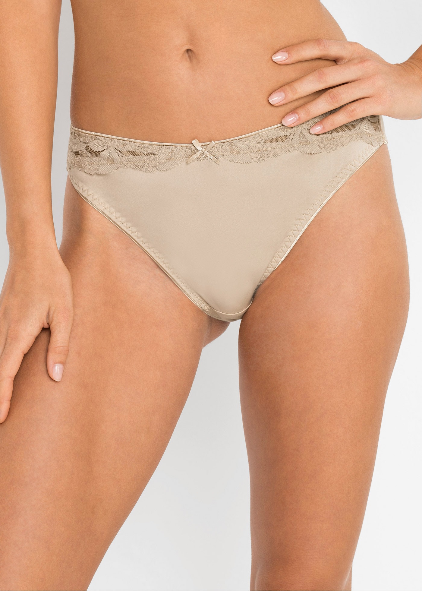 bonprix Slip »Slip mit Spitze (3er Pack)« Packung, 3 Stk. mit zweifarbigem Stickereieinsatz, mit zarter Spitze, 3er Pack