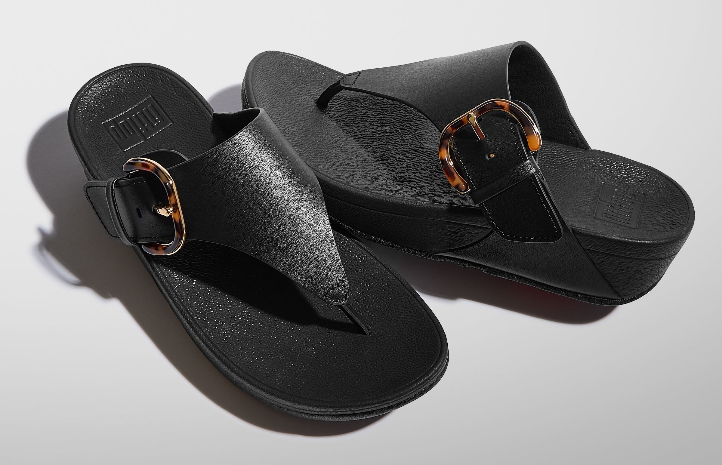 Fitflop Zehentrenner »LULU RESIN-BUCKLE LEATHER TOE-POST SANDALS«, Pantolette, Slides, Flats mit verstellbarer Schnalle