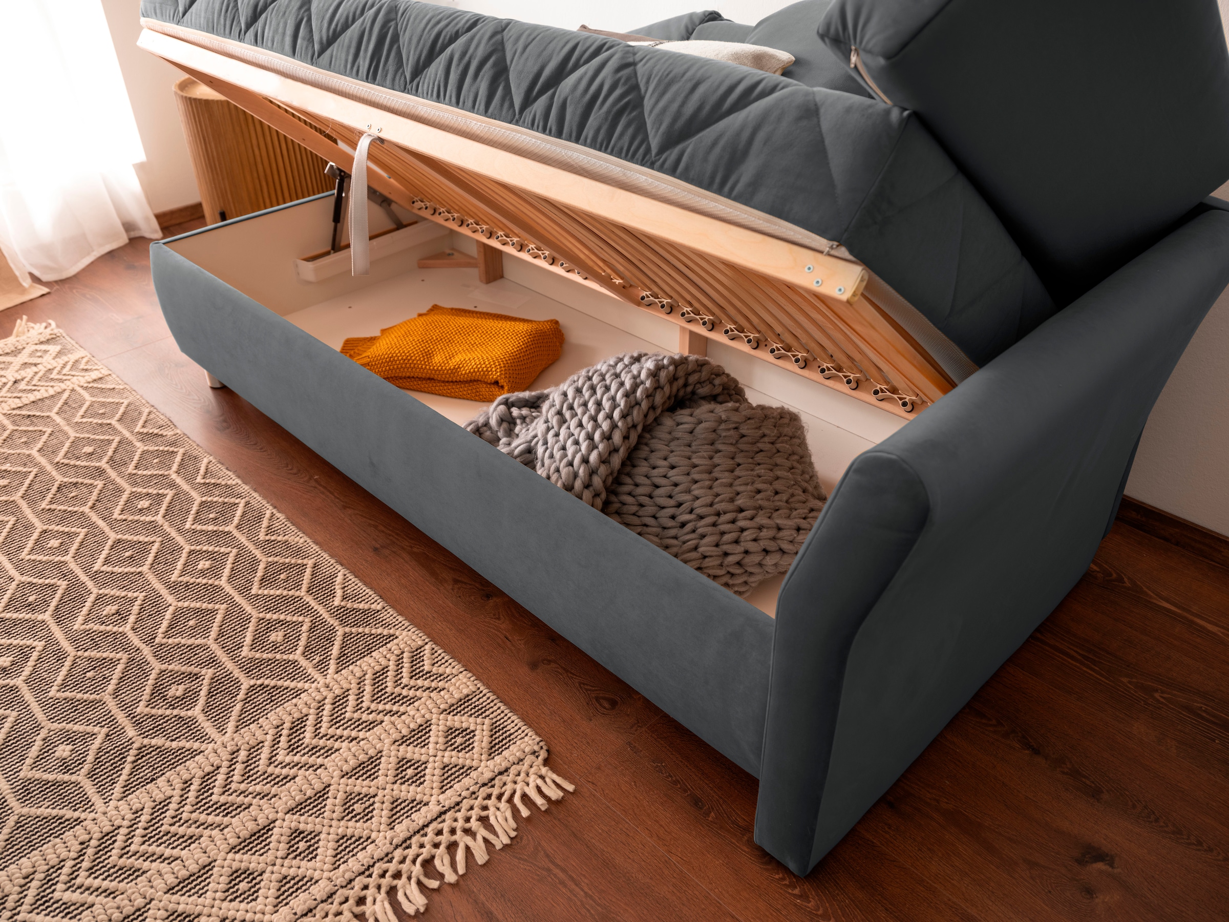 alina Schlafsofa, Bettkasten, Zierkissen-Set aus: 2 Stk. 40x40cm, 1 Stk. 30x30cm