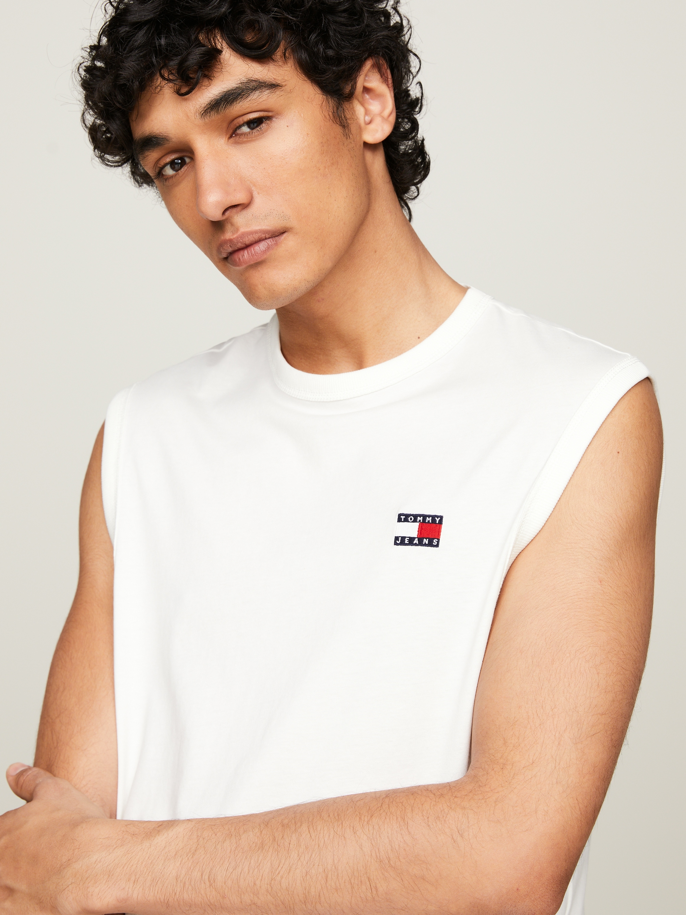 Tommy Jeans Rundhalsshirt »TJM REG BADGE TANK TOP EXT«, mit Logoprägung
