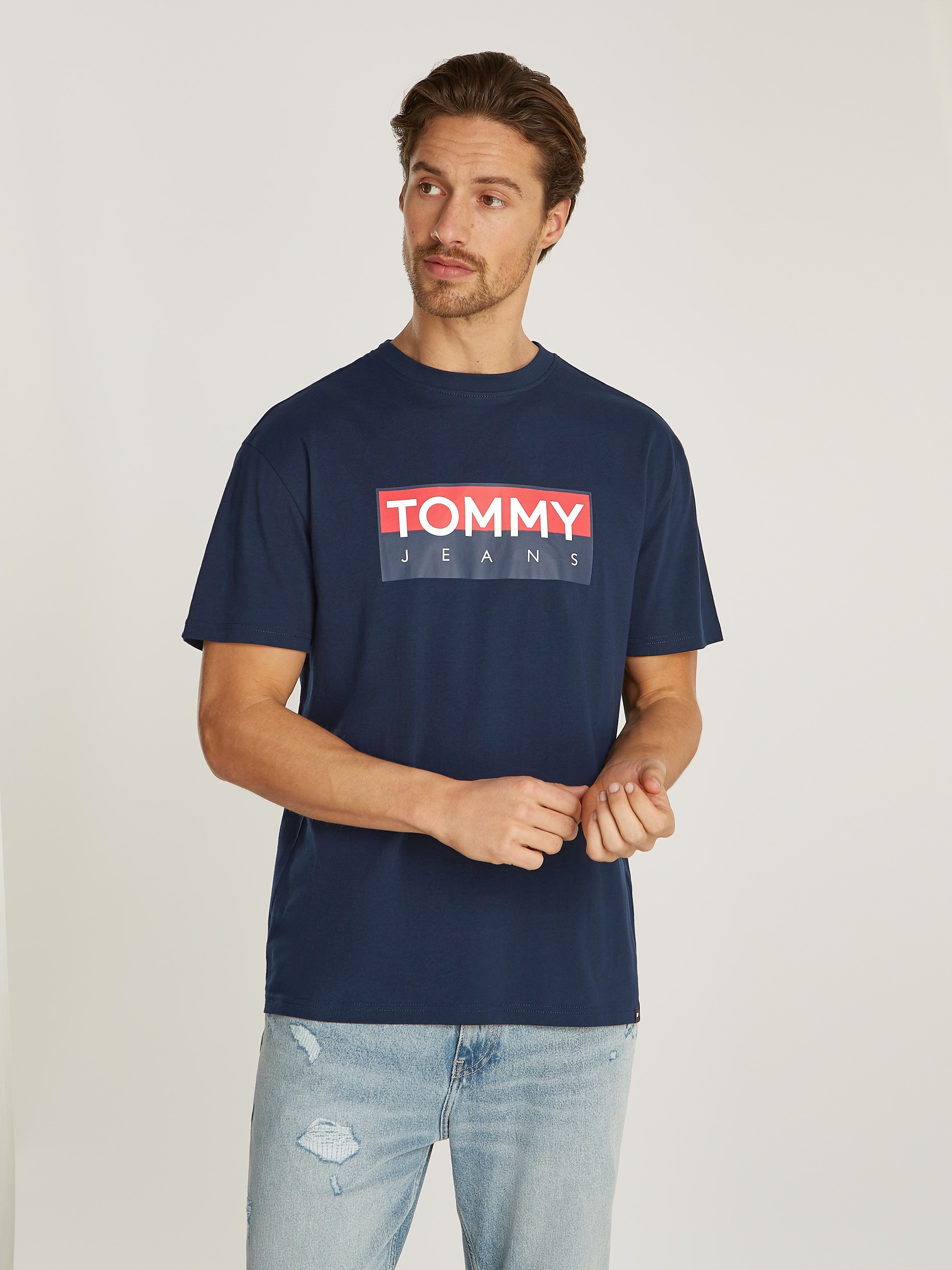 Tommy Jeans Kurzarmshirt »TJM REG RWB TOMMY ENTRY TEE EXT«, Mit Markenlogo bedruckt