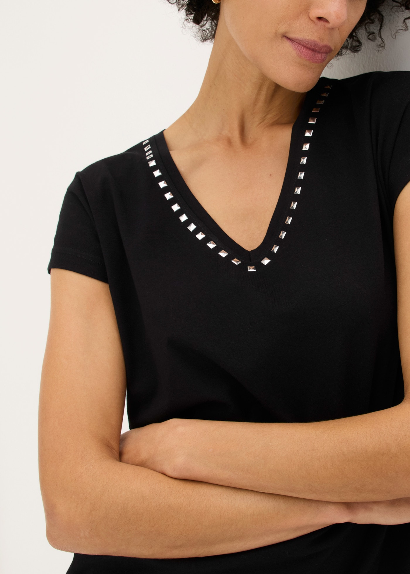 bonprix Longshirt bequeme Passform, mit Nietenapplikation, Kurzarm-Design