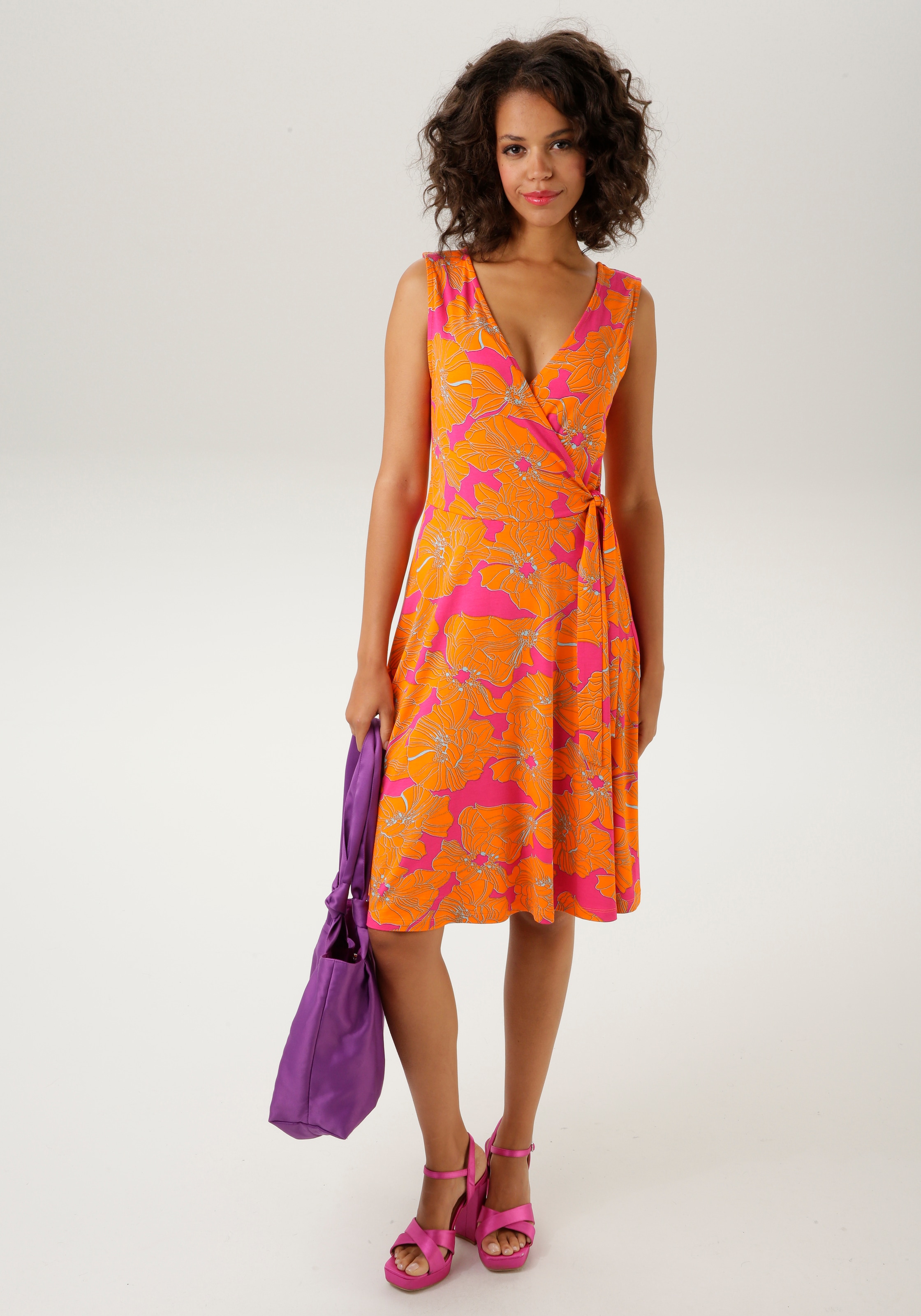 kaufen NEUE CASUAL farbintensivem, großflächigem Sommerkleid, - Aniston KOLLEKTION mit Blumendruck