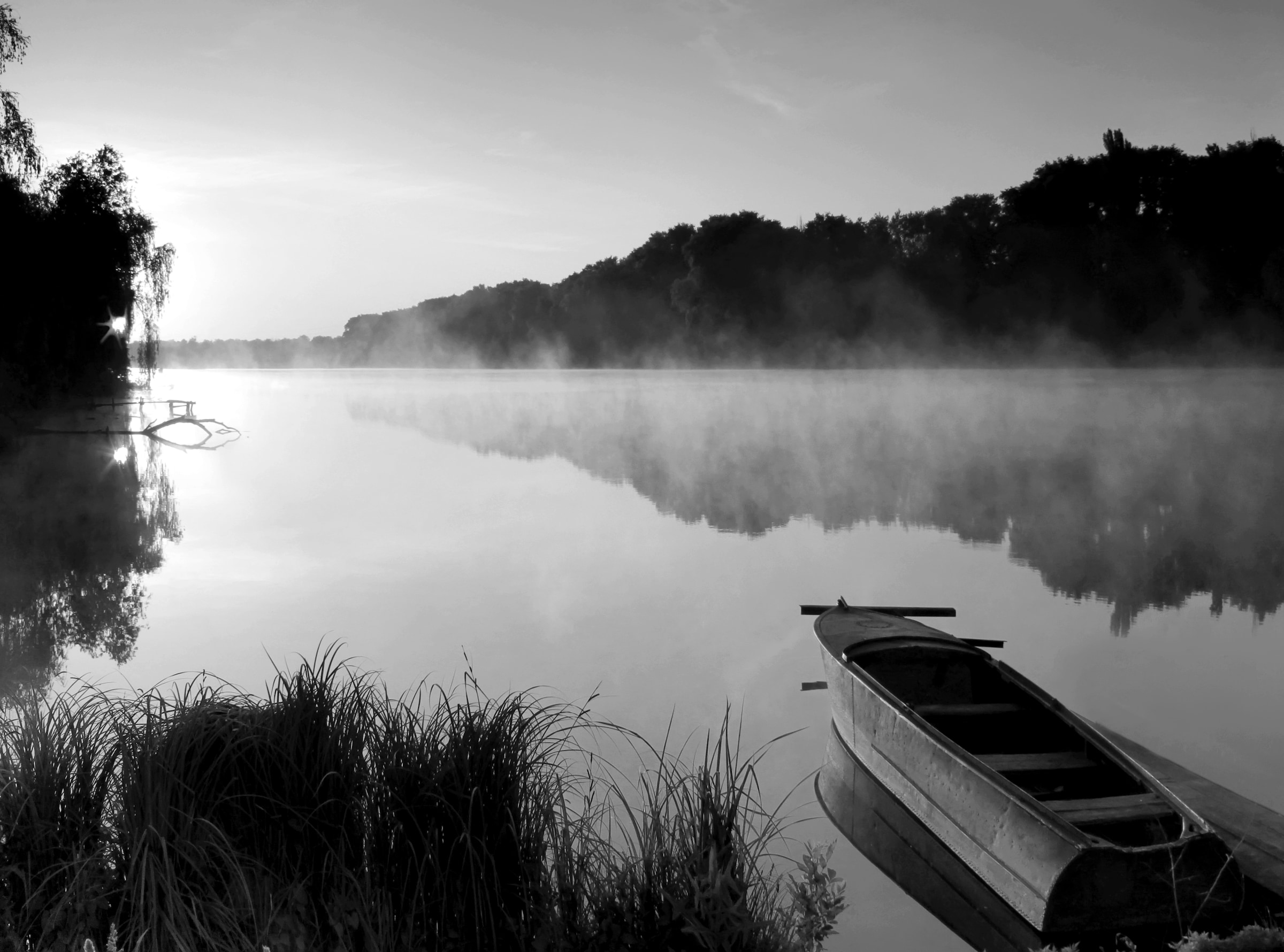 Papermoon Fototapete »See mit Boot Schwarz & Weiß« günstig online kaufen