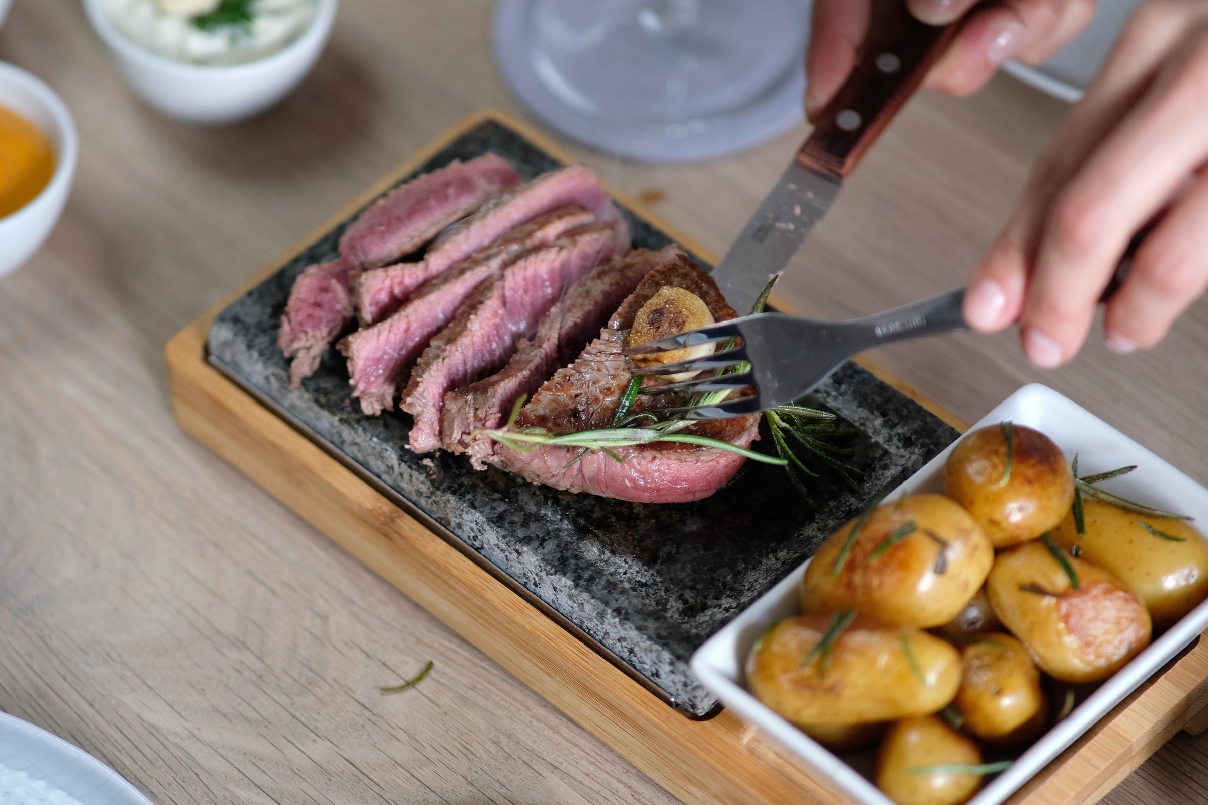 MÄSER Backstein »Heißer Stein« Set, 1x Bambustray, 1x heißer Stein, 1x Schüssel, 1x Hitzeschutz, 4 Stk. tlg. Backofengeeignet