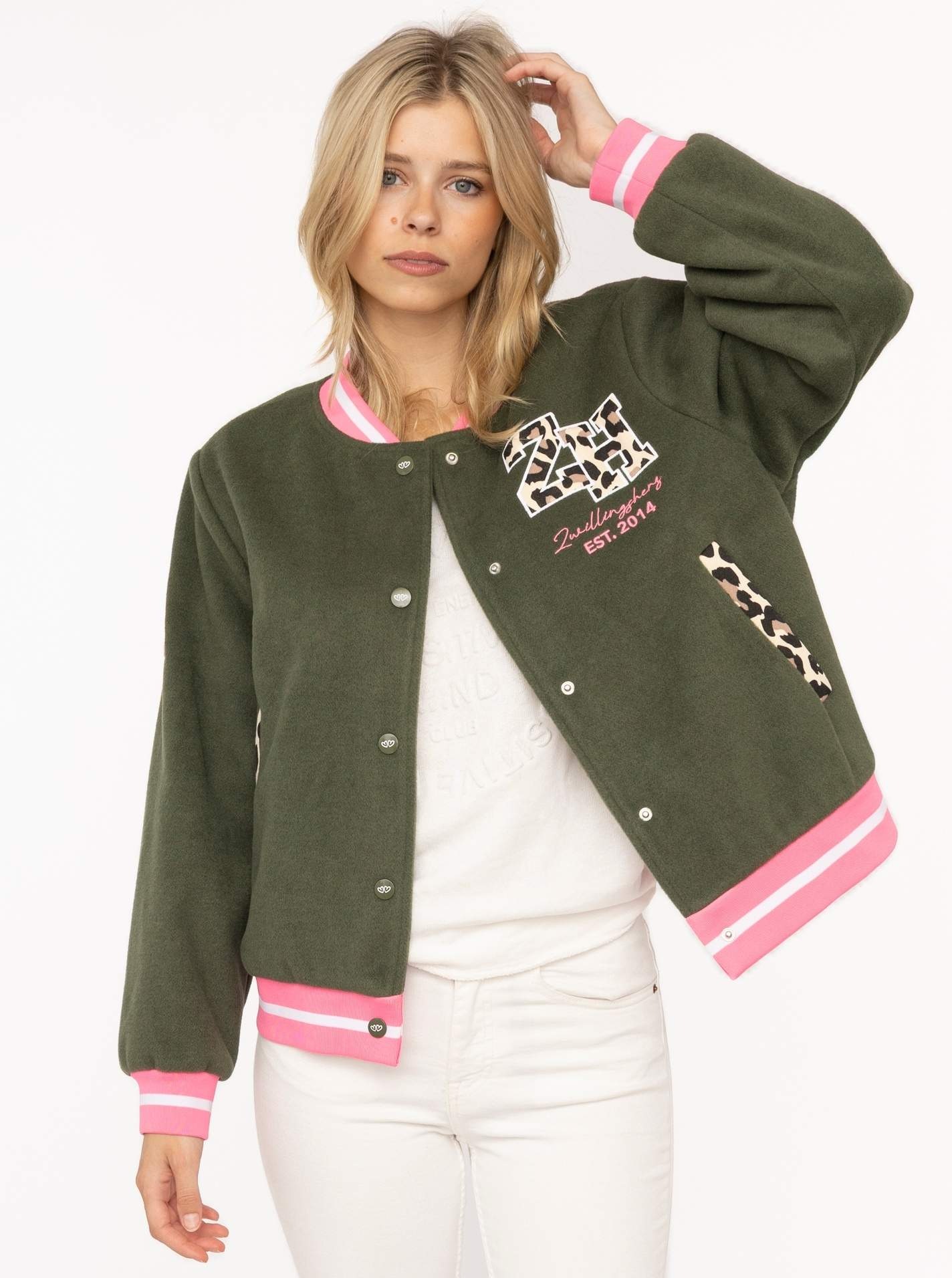 Zwillingsherz Bomberjacke »„College Leo“« gestreifte Bündchen, Leodetails und Futter, Druckknopfleiste