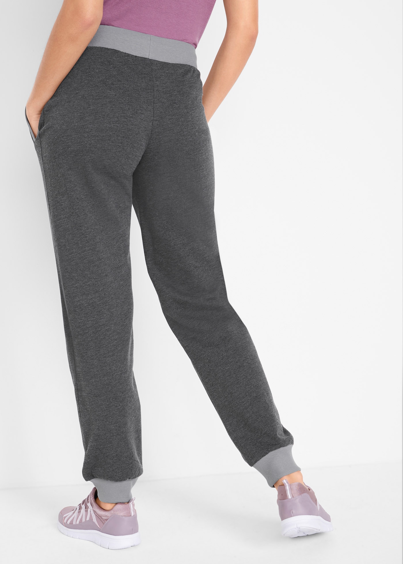 bonprix Jogginghose »Jogginghose mit Kontrastbündchen«  aus Baumwoll-Mix, Regular Fit, mit Kontrastbündchen, Casual Stil