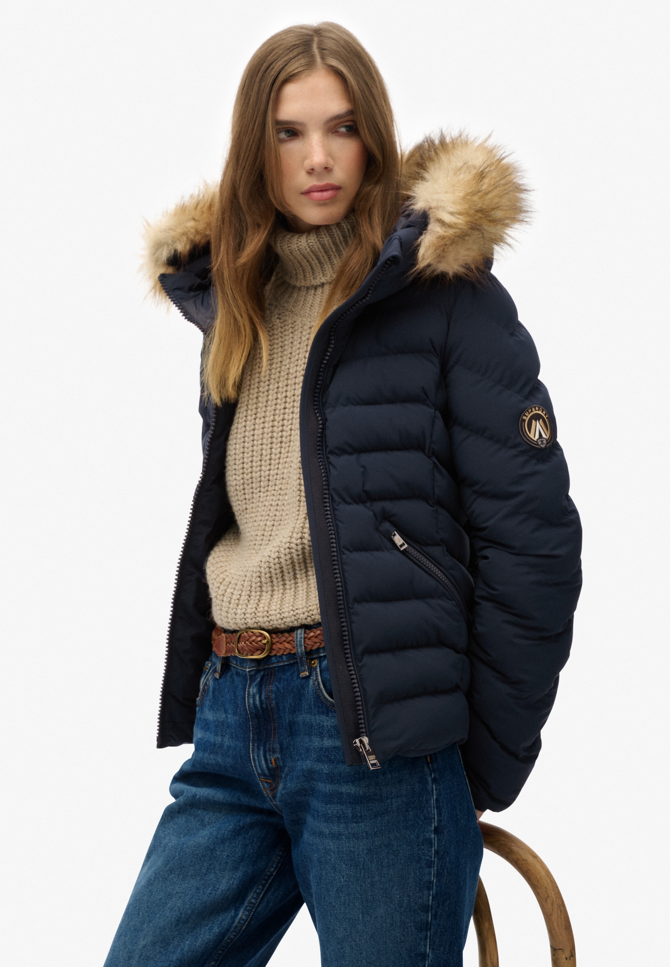 Superdry Steppjacke »FUJI FAUX FUR HOOD PADDED JKT« mit Kapuze mit Markenlabel, Slim Fit, hochschließender Kragen, aus Webmaterial