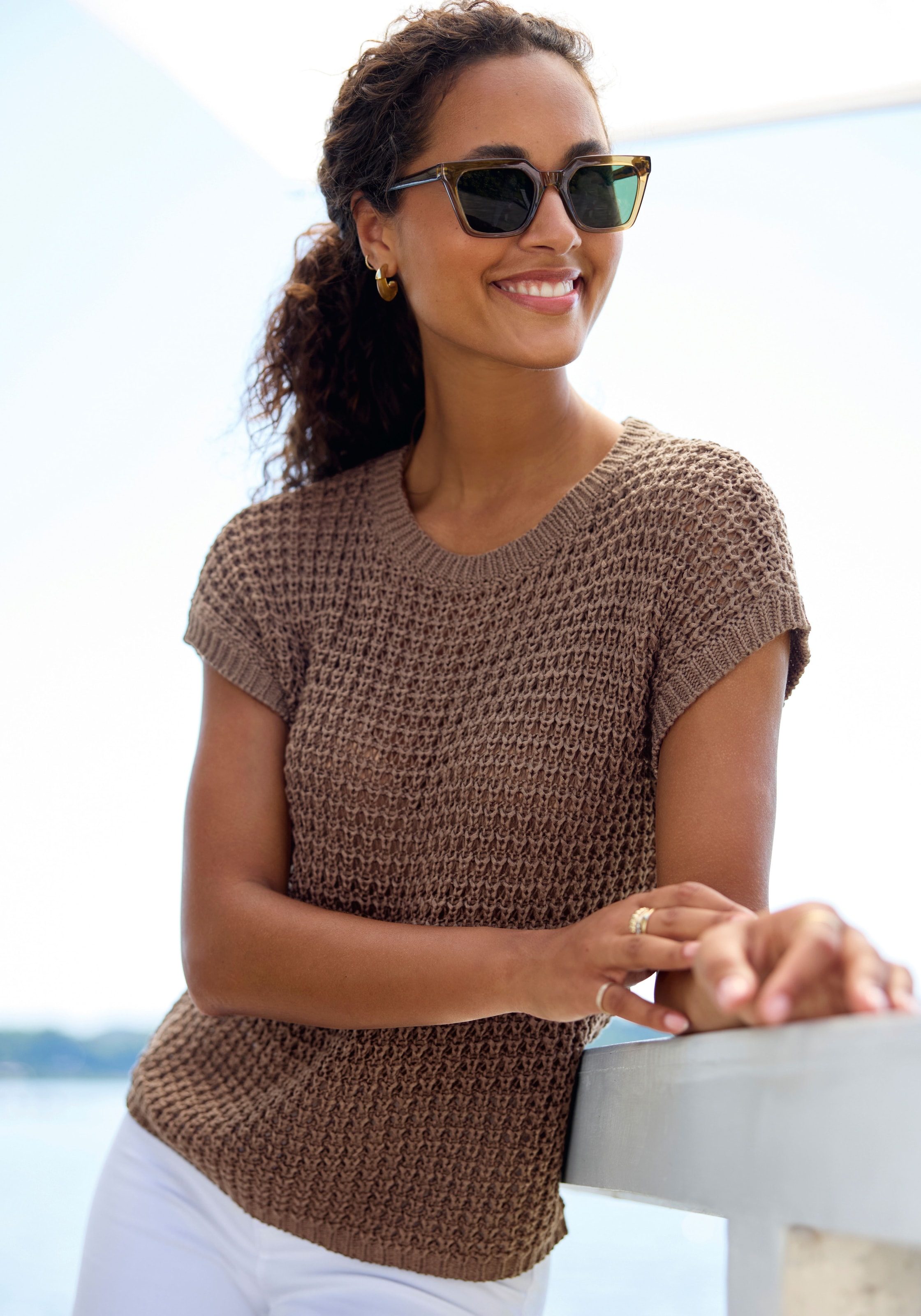 s.Oliver Kurzarmpullover mit weitem Rundhalsausschnitt und sommerlich, elegantem Strick