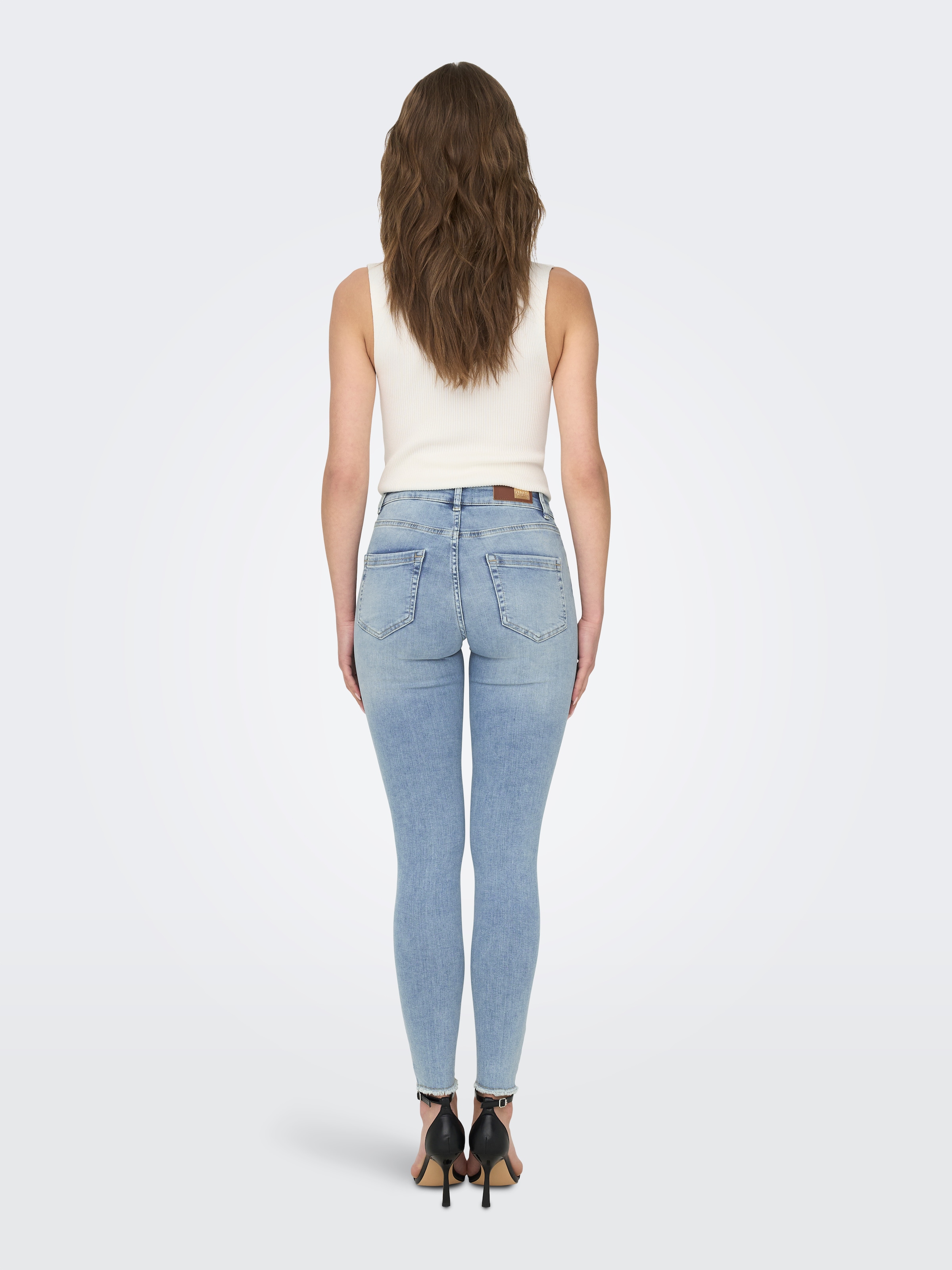 ONLY Ankle-Jeans »ONLBLUSH MID SK ANK RAW« mit leicht ausgefranstem Beinabschluss