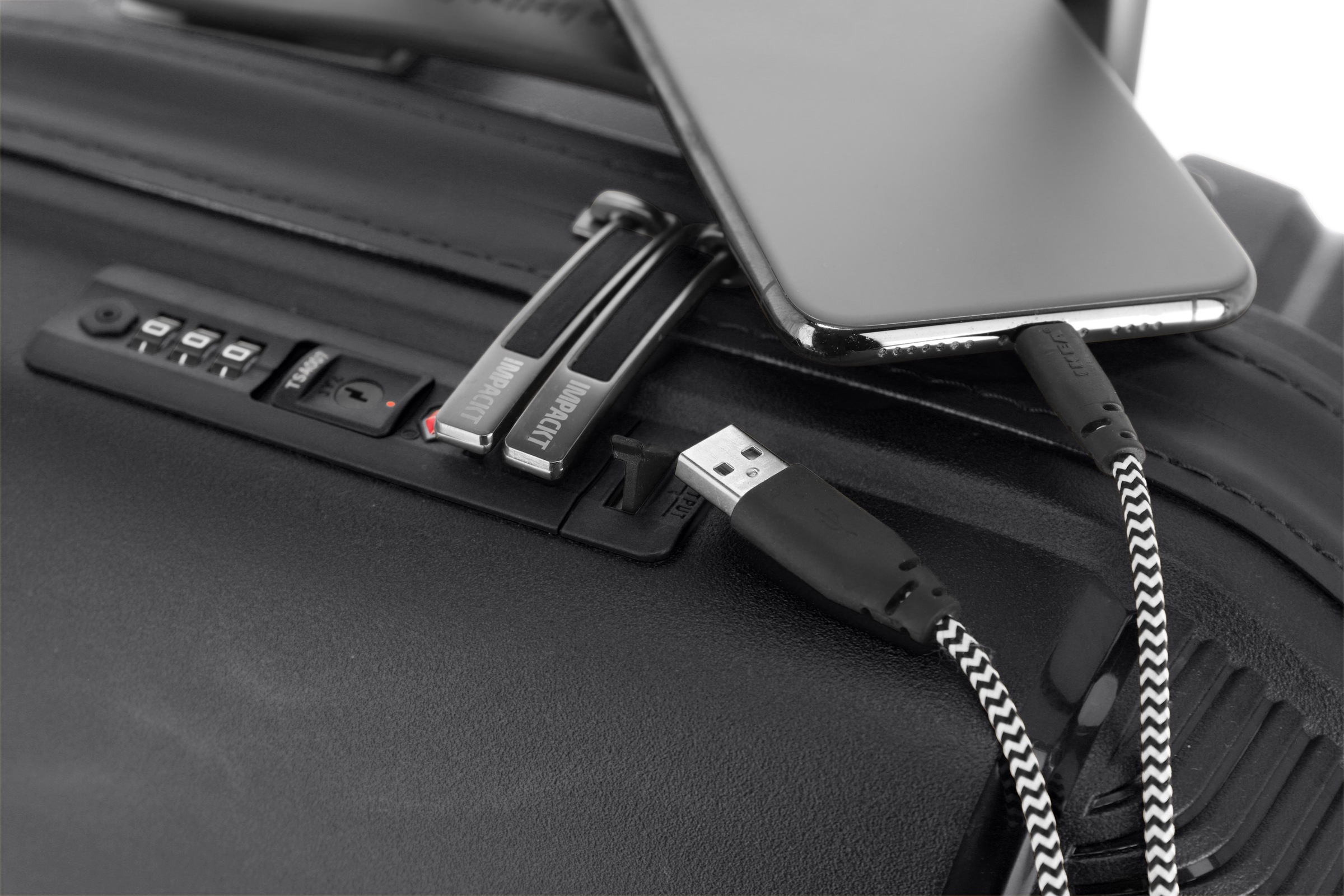 IMPACKT Hartschalen-Trolley »IP1, verschiedene Größen und Farben«, 4 Rollen, Hartschalen-Koffer vegan Koffer Reisegepäck USB-Port TSA Zahlenschloss
