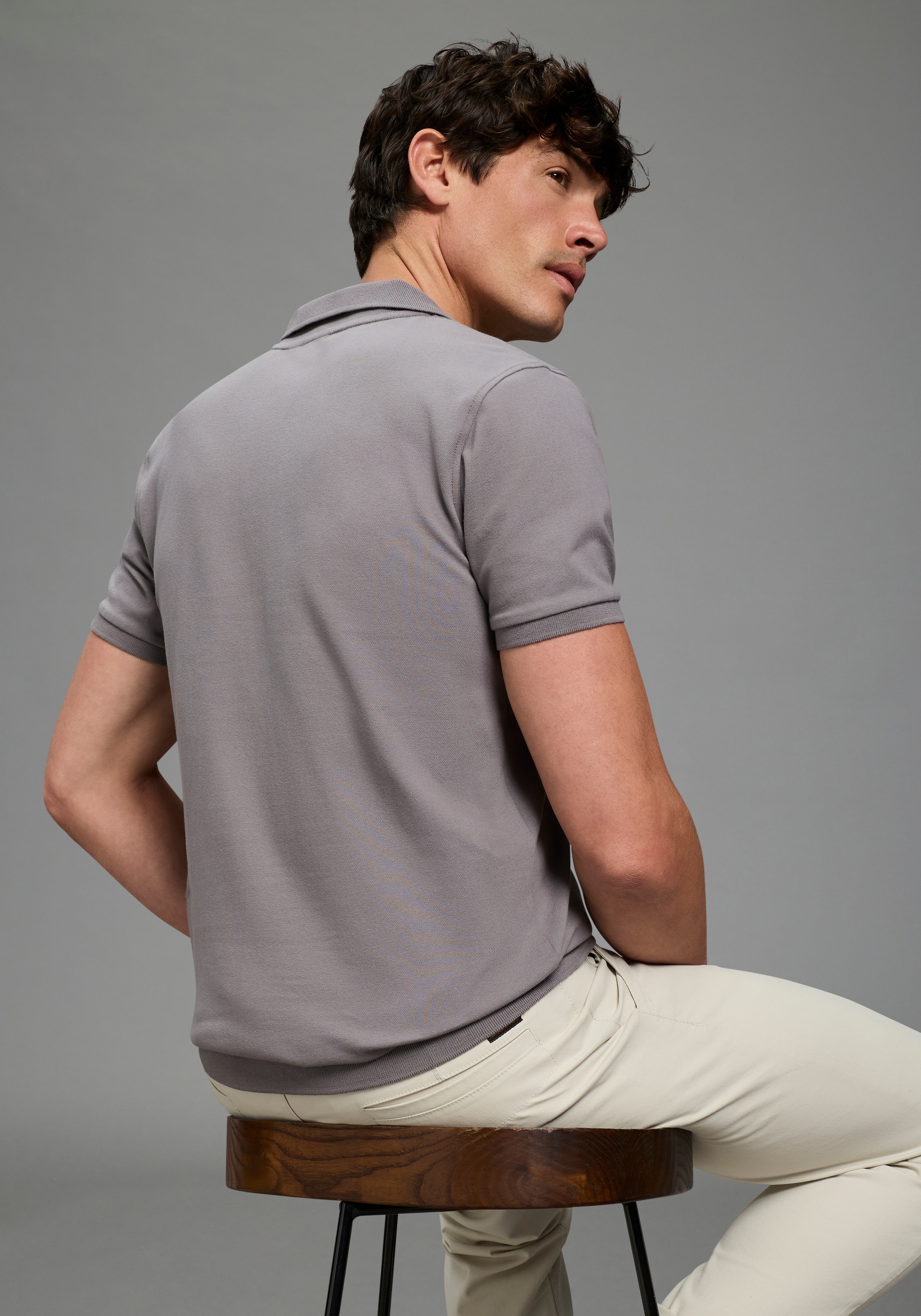 Bruno Banani Henleyshirt schmale Passform, Kurzarm, V-Ausschnitt und Polokragen, unifarben