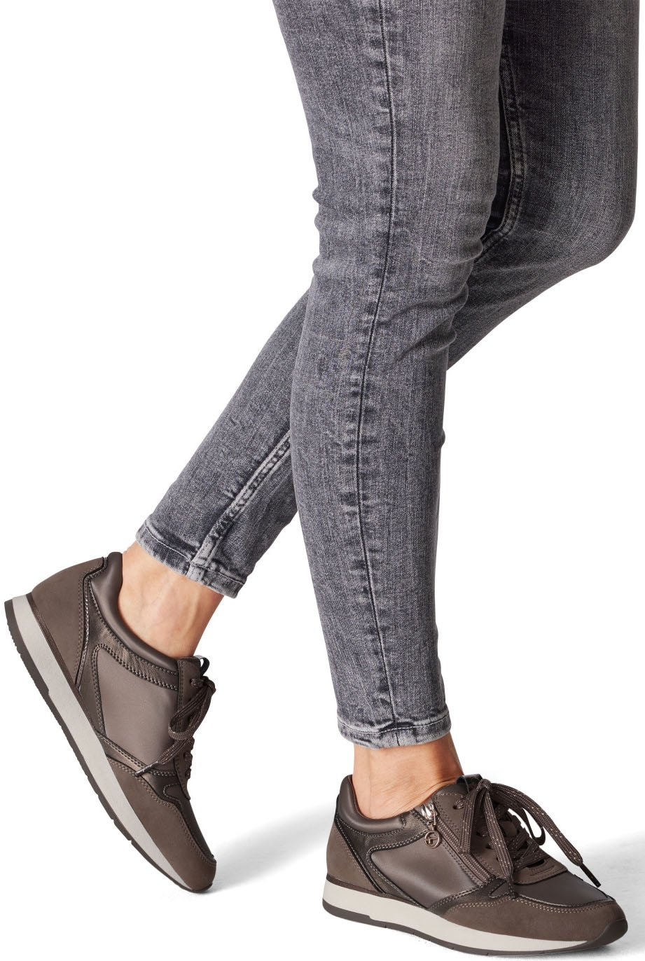 Tamaris Plateausneaker, Freizeitschuh, Halbschuh, Schnürschuh mit dezenten Metallic-Details