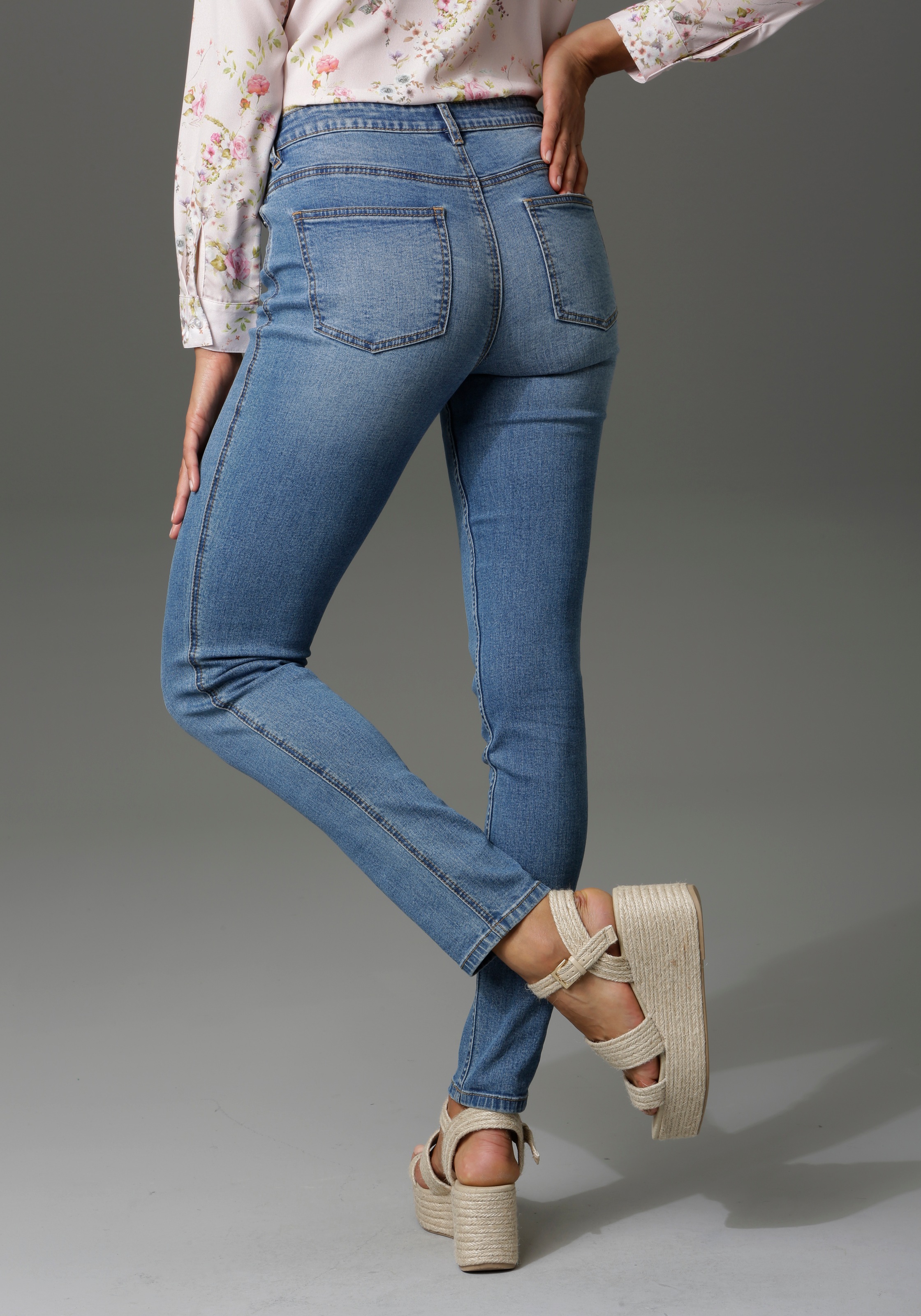 kaufen CASUAL regular im Waist Online-Shop Slim-fit-Jeans, Aniston