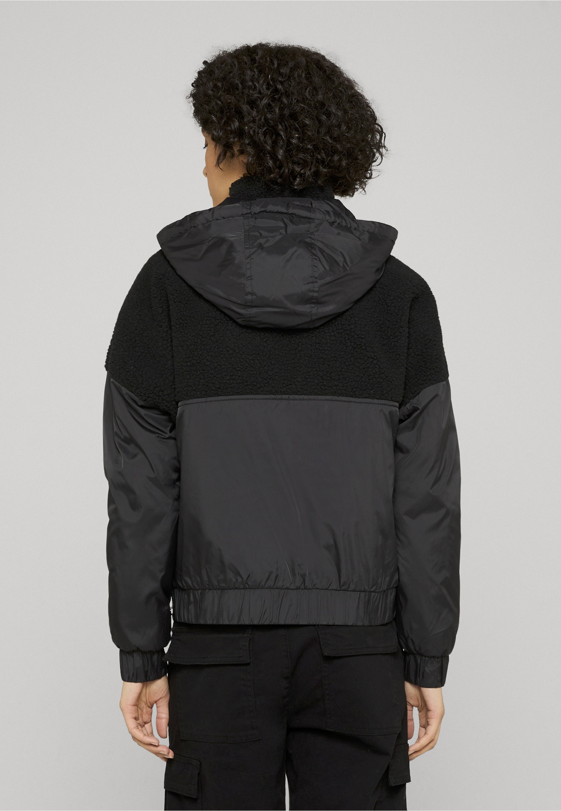 URBAN CLASSICS Winterjacke »Urban Classics Damen Ladies Sherpa Mix Pull Over Jacket« 1 Stk. tlg. mit Kapuze