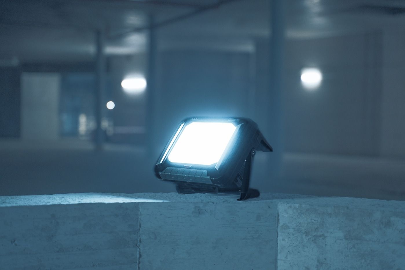 Brennenstuhl LED Baustrahler »Multi Battery LED Akku Baustrahler 3000 MA«, Leuchtmittel LED-Modul | LED fest integriert, Arbeitsleuchte kompatibel mit 18V Akkus 11 verschiedener Hersteller