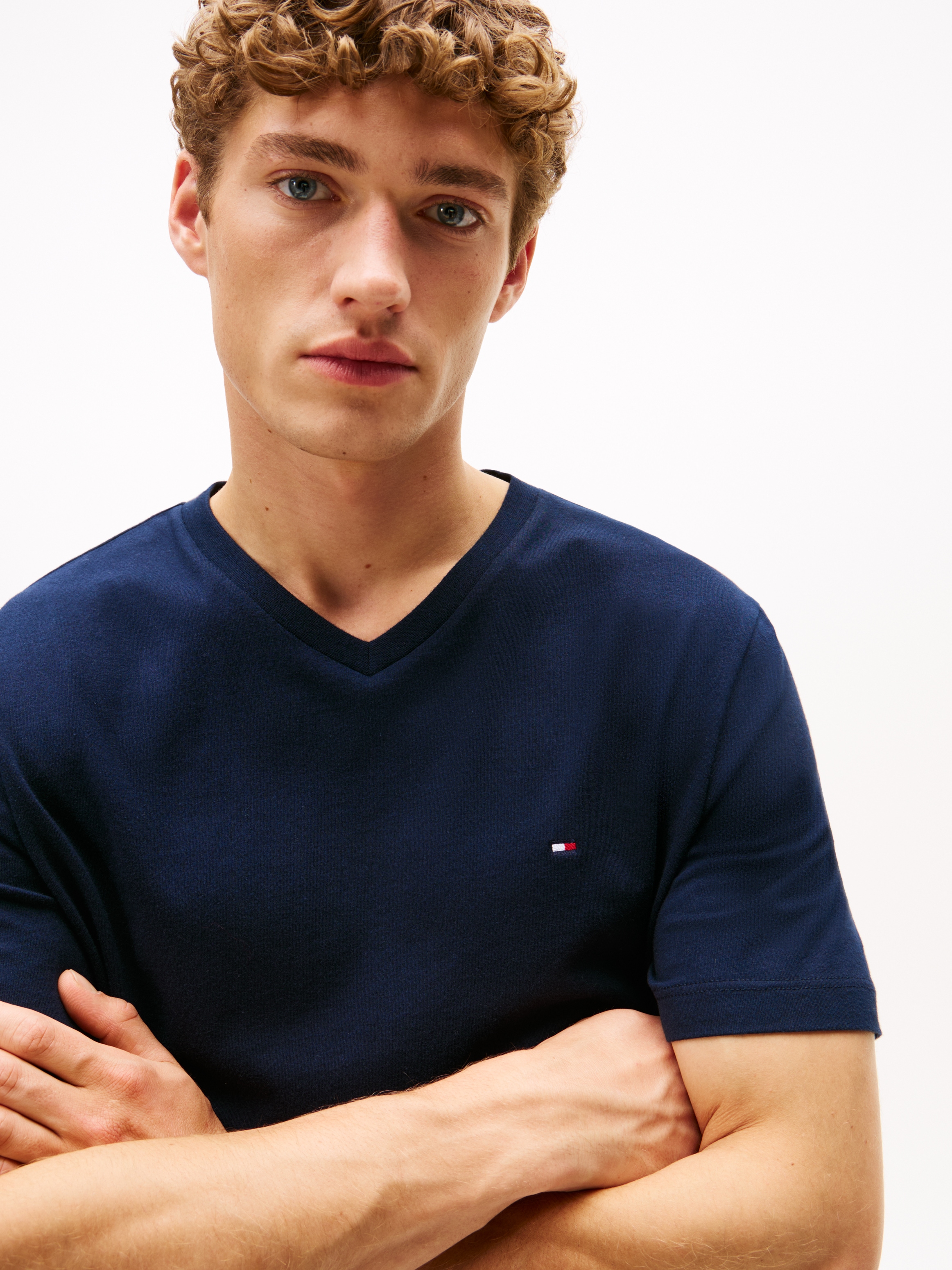 Tommy Hilfiger V-Shirt »ESSENTIAL V-NECK TEE mit V-Ausschnitt und Markenlabel« unifarben, casual, regular fit, Baumwolle, V-Ausschnitt