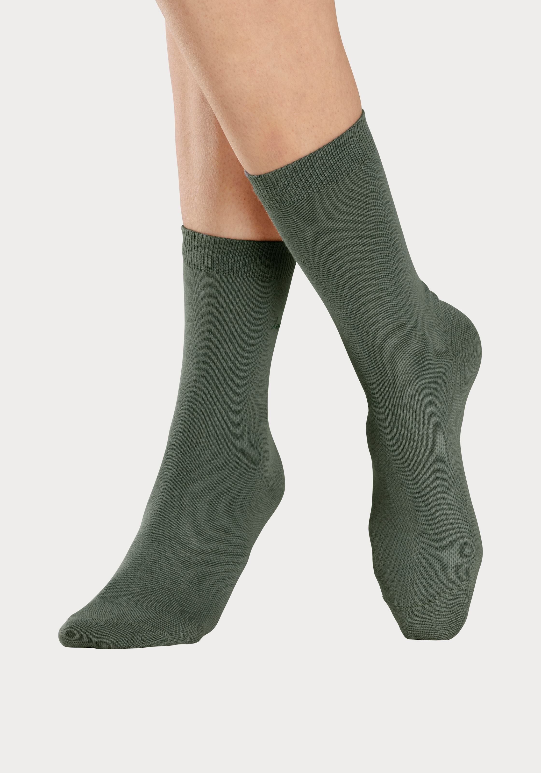 LASCANA Basicsocken, (Box, 7 Paar), mit hochwertiger Logo Stickerei