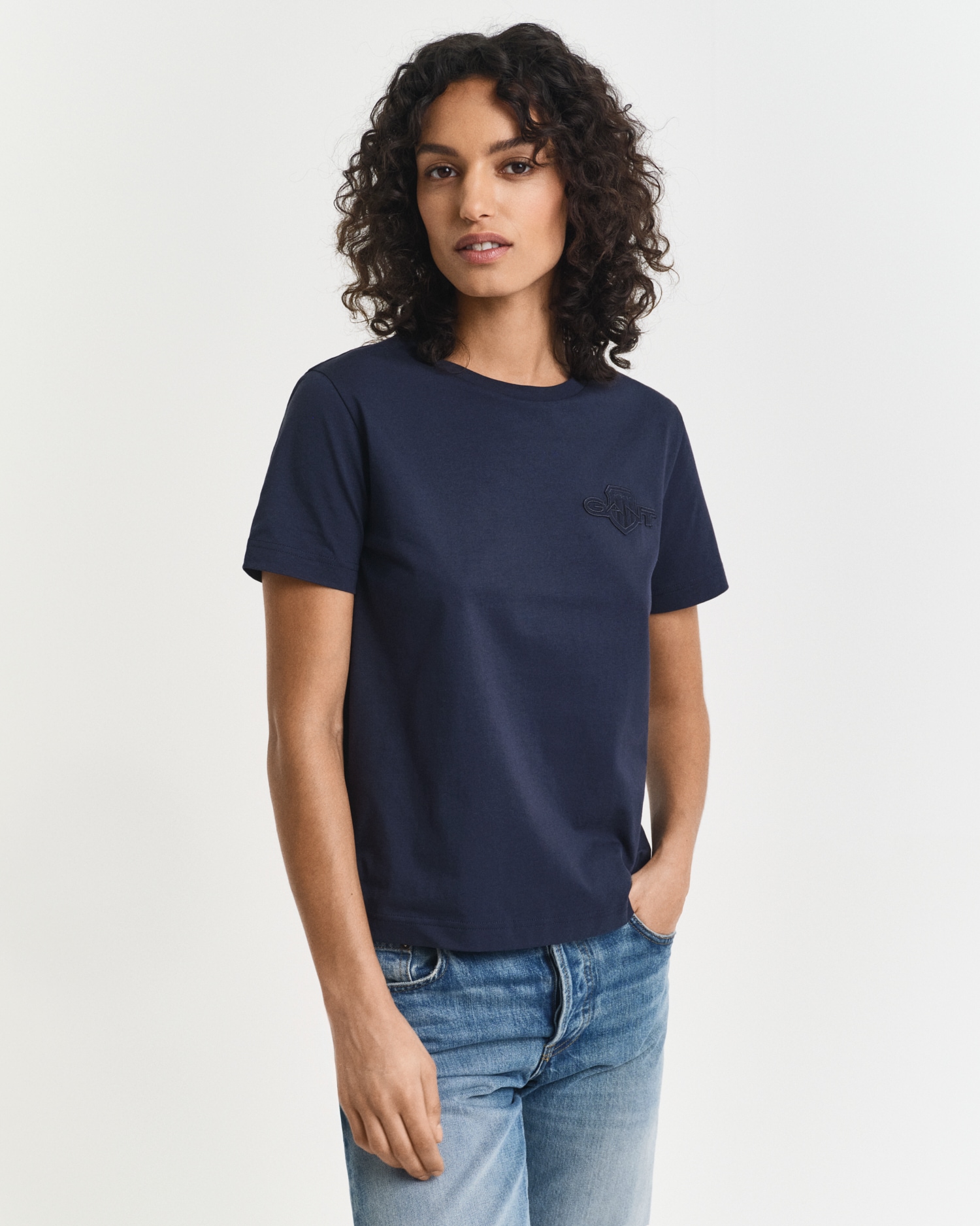 Gant T-Shirt »REG TONAL SHIELD SS T-SHIRT« Rundhals, Ton in Ton Stickerei