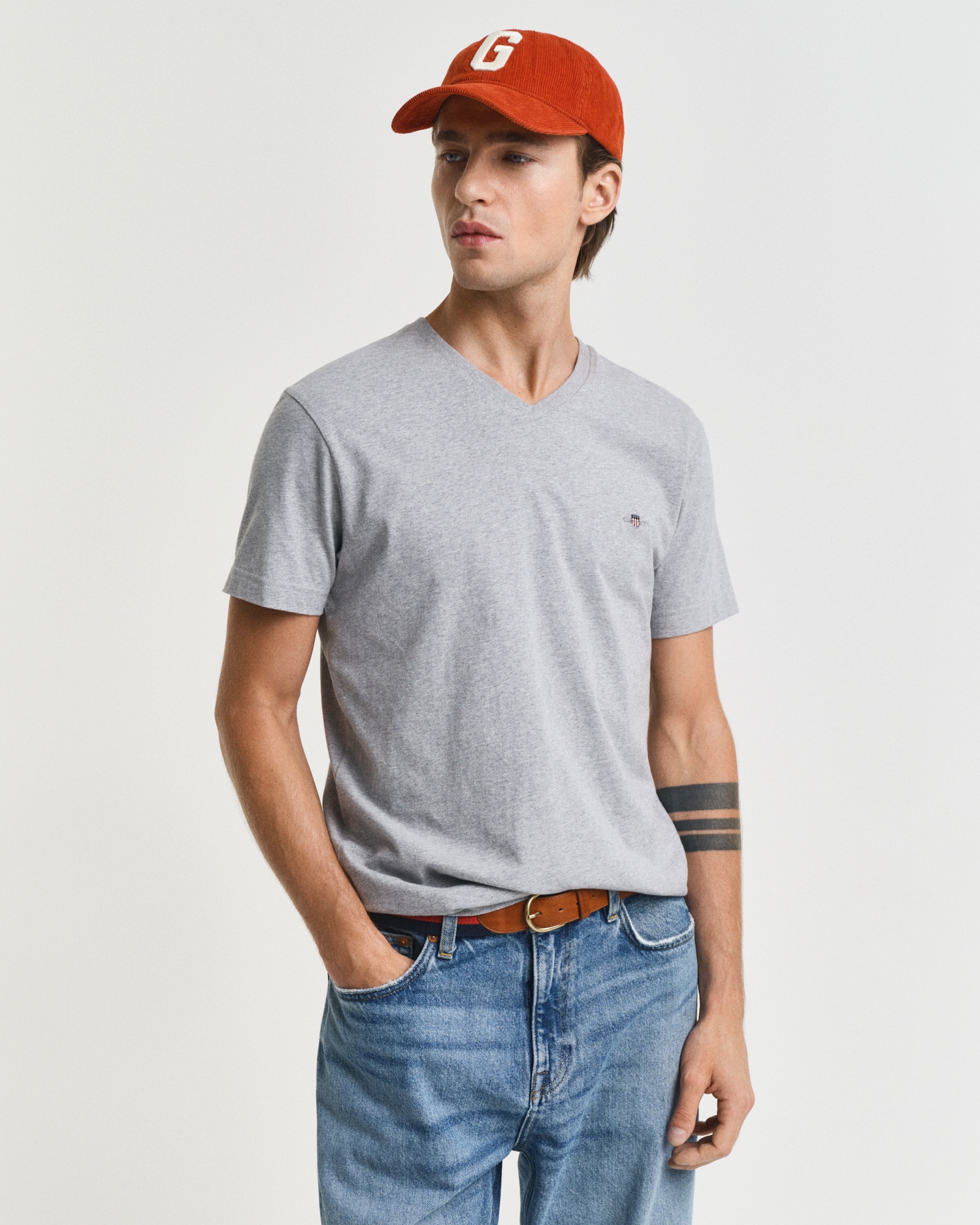 Gant T-Shirt »SLIM SHIELD V-NECK T-SHIRT« mit einer kleinen Logostickerei auf der Brust
