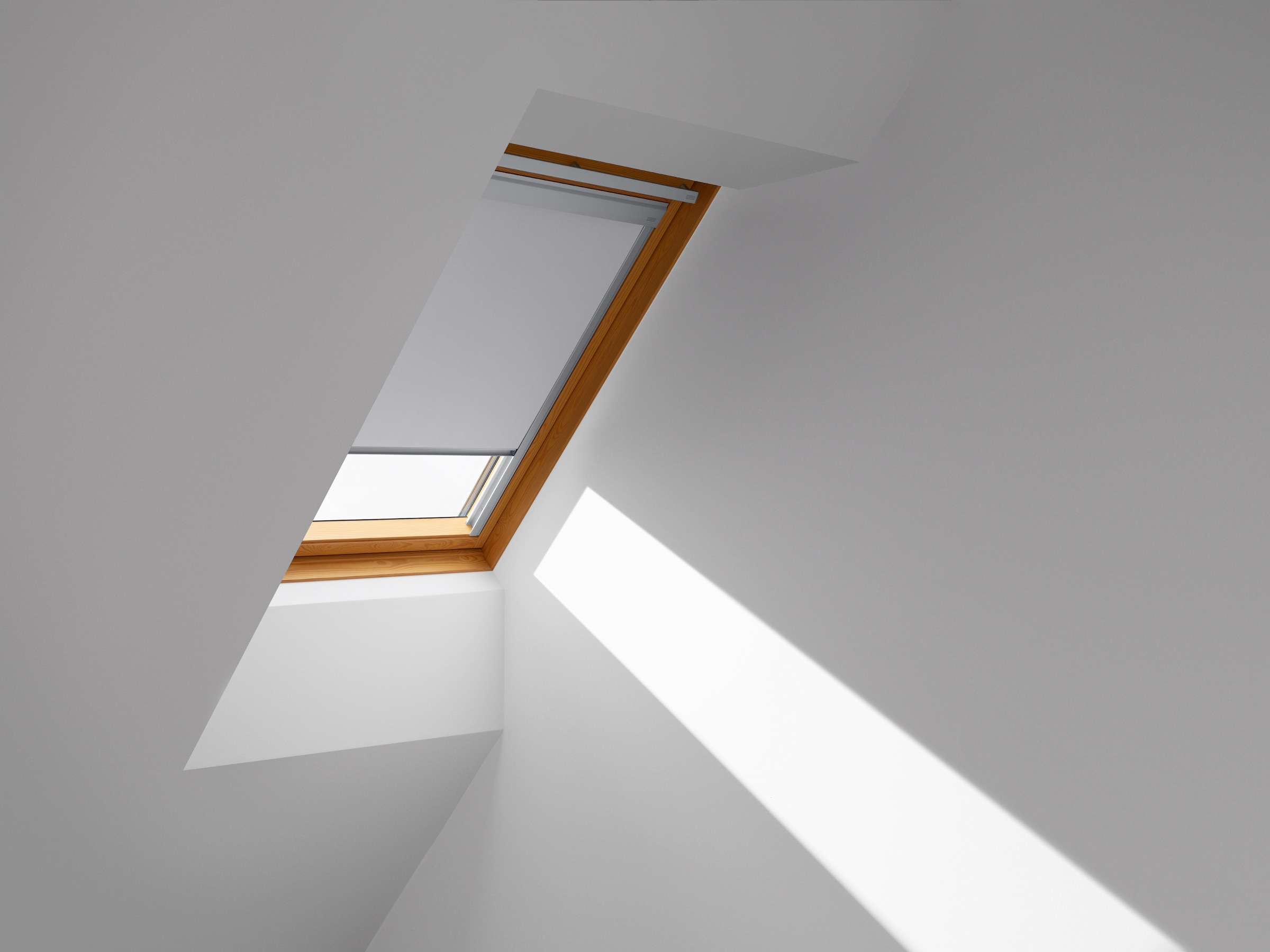 VELUX Verdunklungsrollo »DBL U08 4204« verdunkelnd Verdunkelung ohne Bohren in Führungsschienen alufarbene Führungsschienen & Griffleiste
