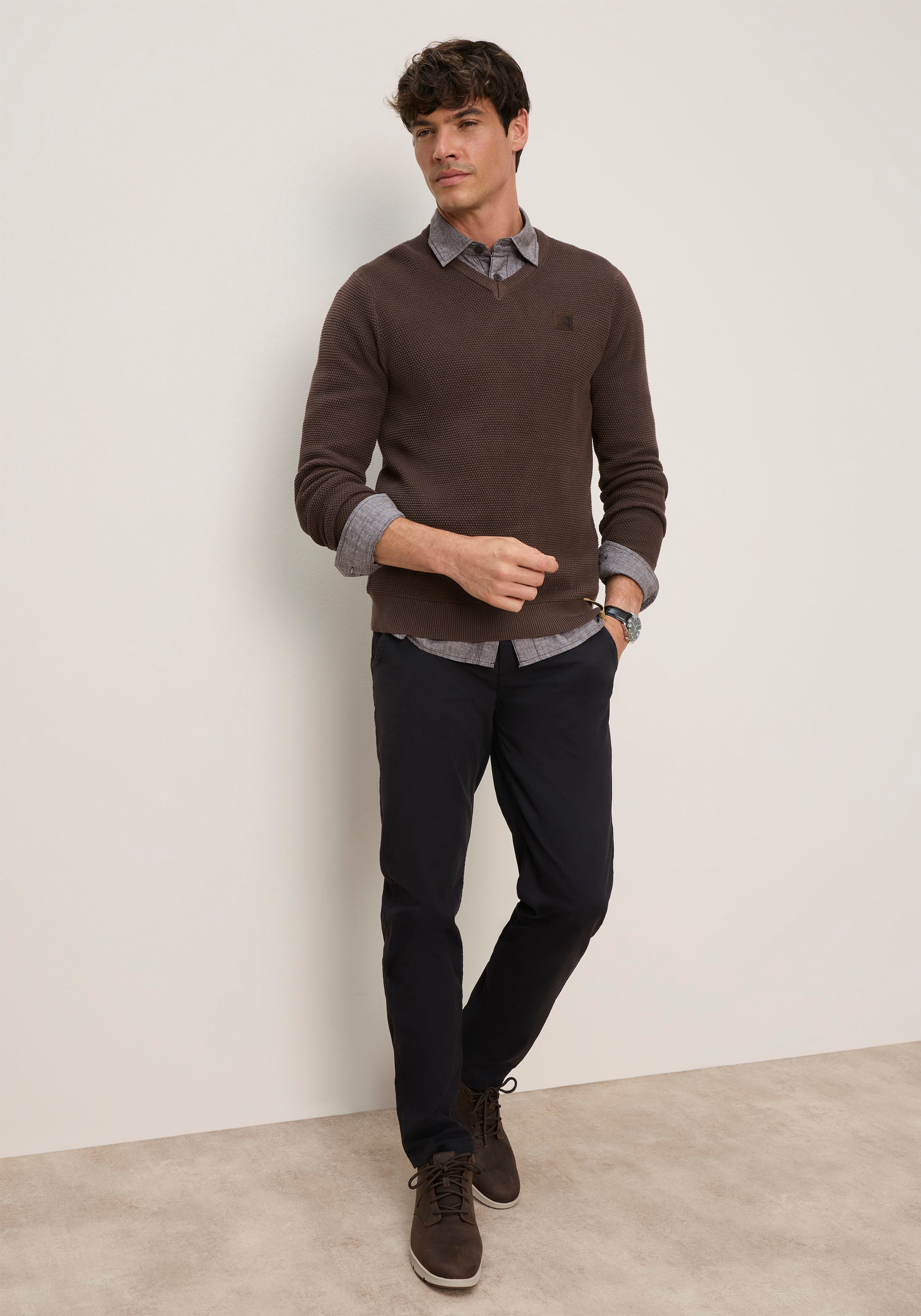 Man's World V-Ausschnitt-Pullover »Neue Kollektion! Highlight Strickstruktur« Strickmaterial, Rippbündchen am Ausschnitt, Regular Fit Passform