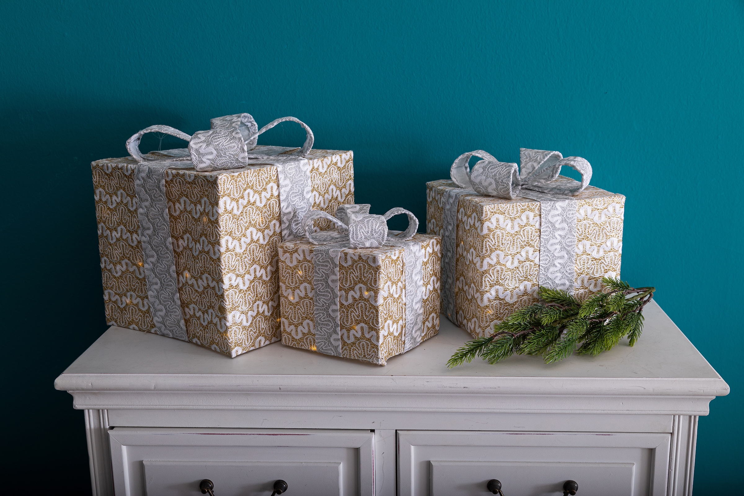 Myflair Möbel & Accessoires Dekoobjekt »Geschenk«, 3 unterschiedliche Größen, mit LED Beleuchtung, Weihnachtsdeko