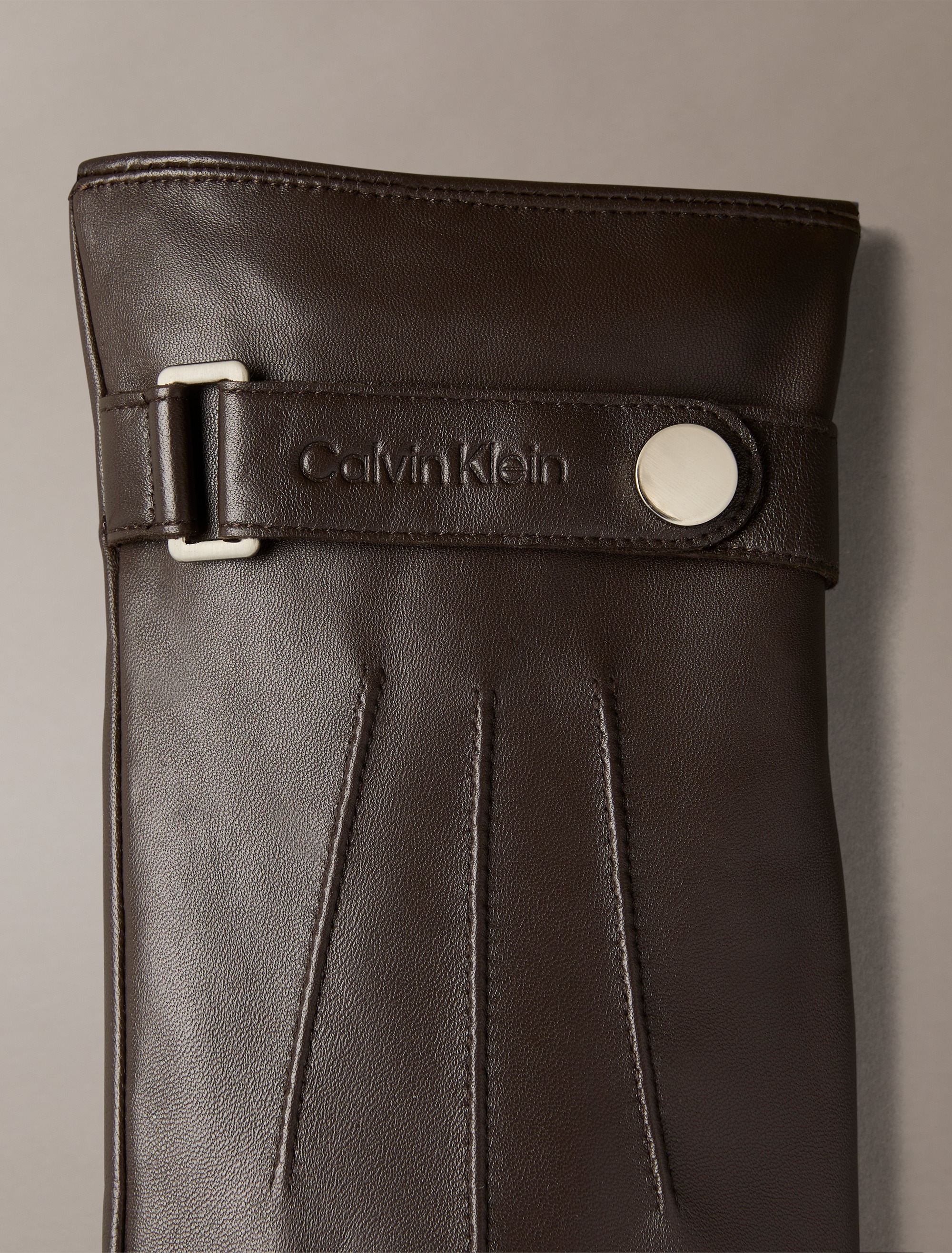 Calvin Klein Lederhandschuhe »LOGO STRAP SMOOTH LEATHER GLOVES« Perfekt für den Alltag