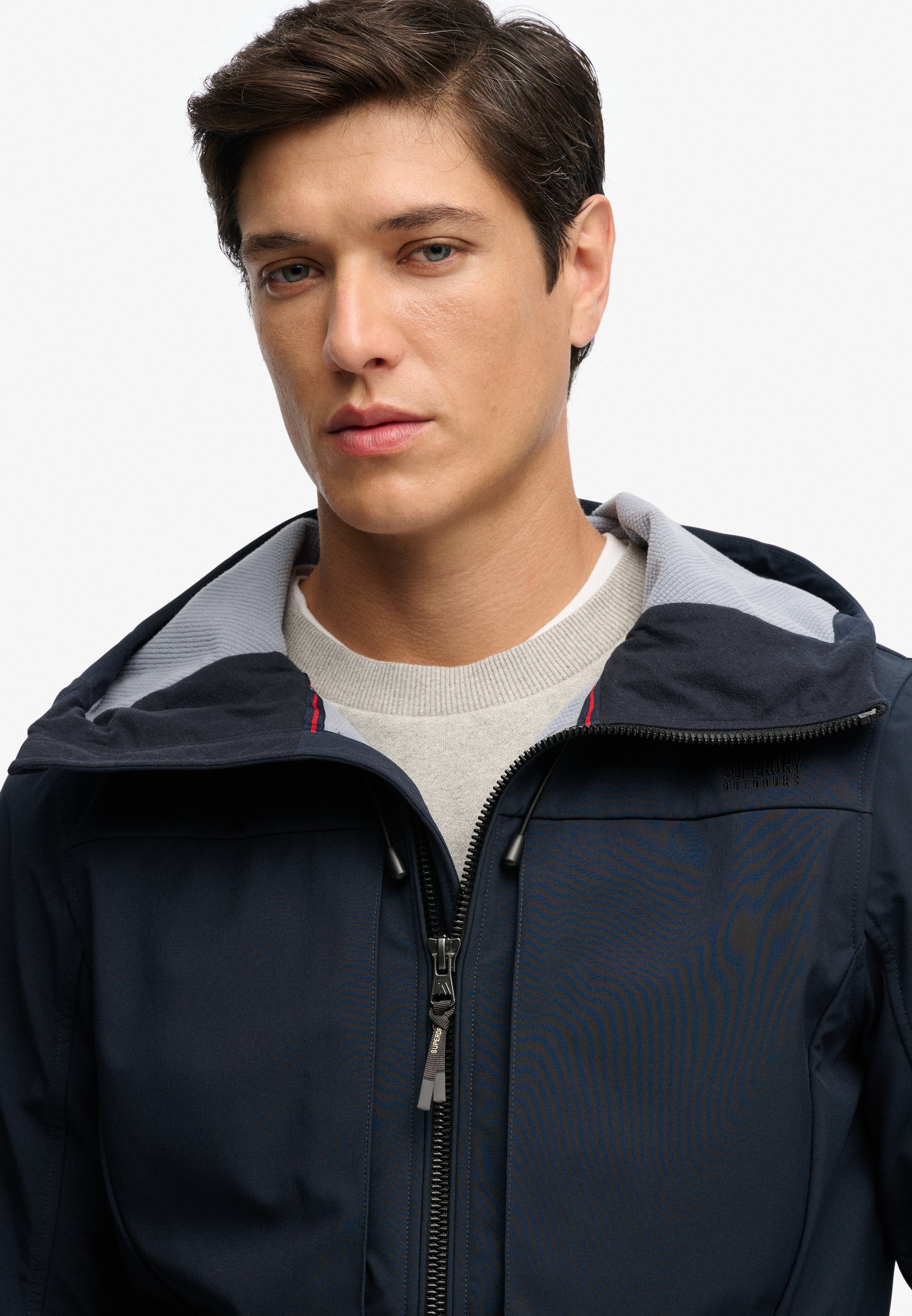 Superdry Outdoorjacke »HOODED SOFTSHELL TREKKER JKT« mit Kapuze mit Materialmix aus Polyester und Elasthan, Relaxed Fit