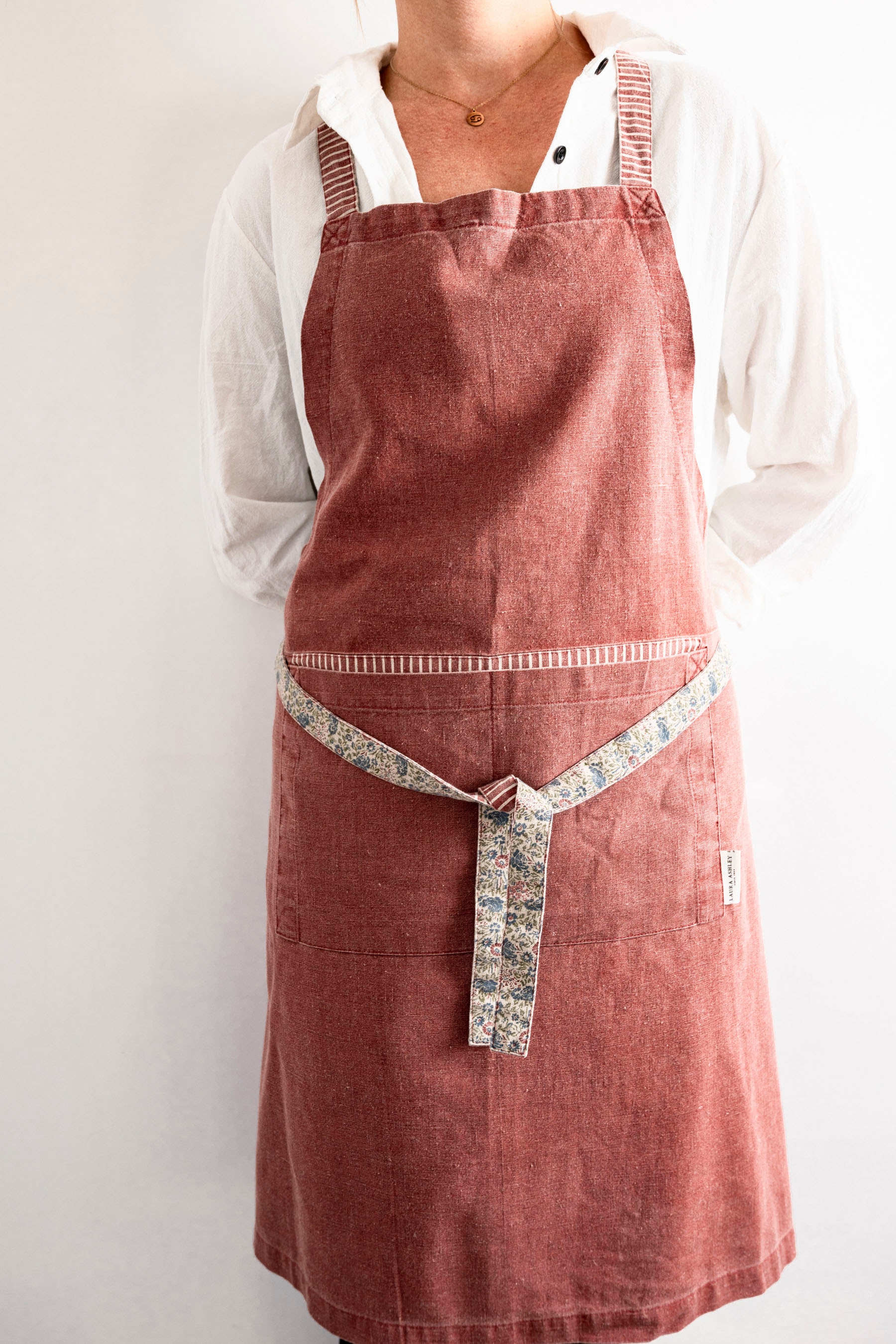 LAURA ASHLEY Kochschürze »Daniela, unifarbig, kombiniert mit Streifen und Blumen«, (1 tlg.), mit Fronttasche und verstellbarem Nackenband