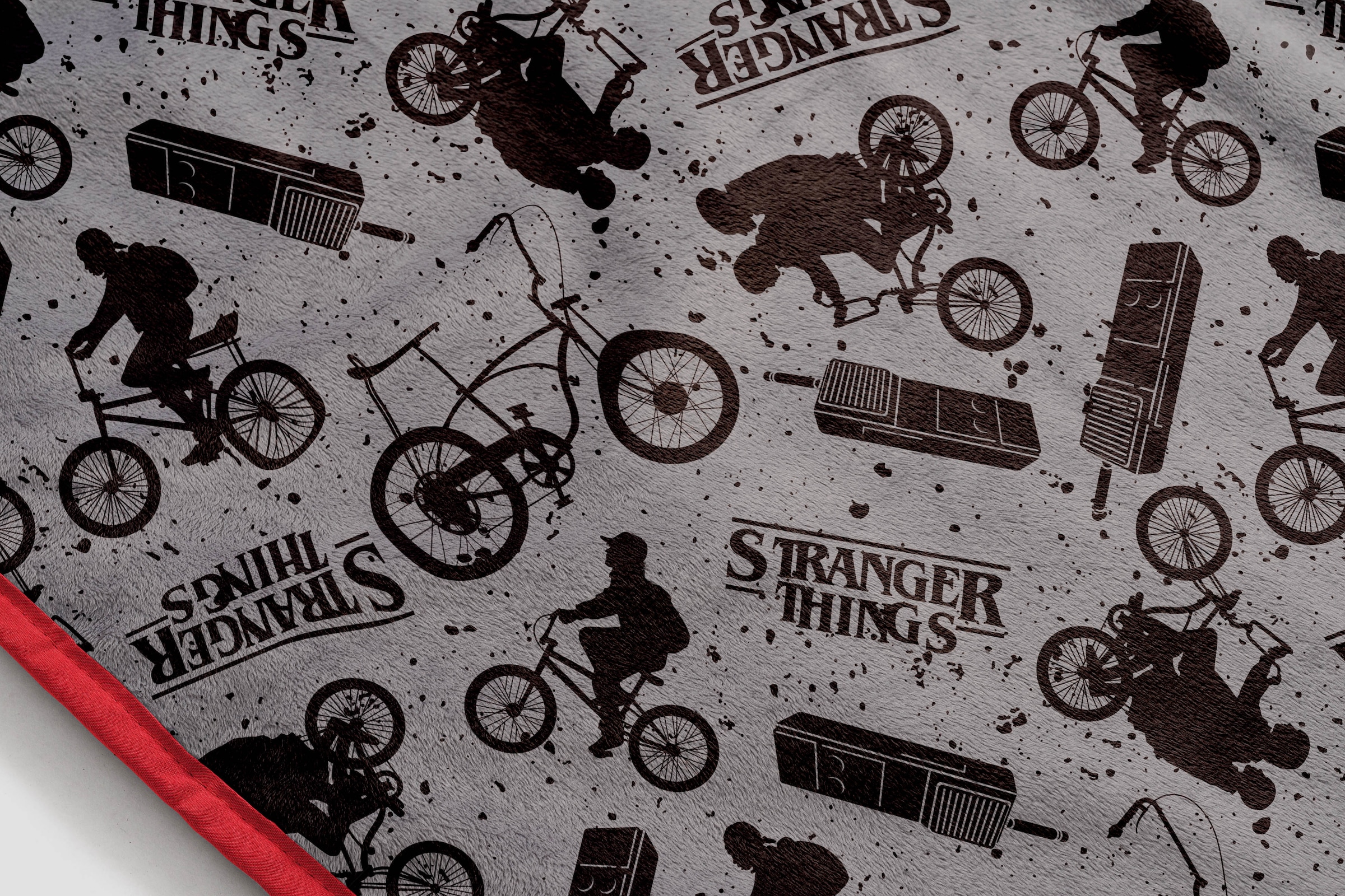 Stranger things Kinderdecke »Netflix Stranger Things« Kuschelige Fleecedecke Grau Bike – 117 x 152 cm