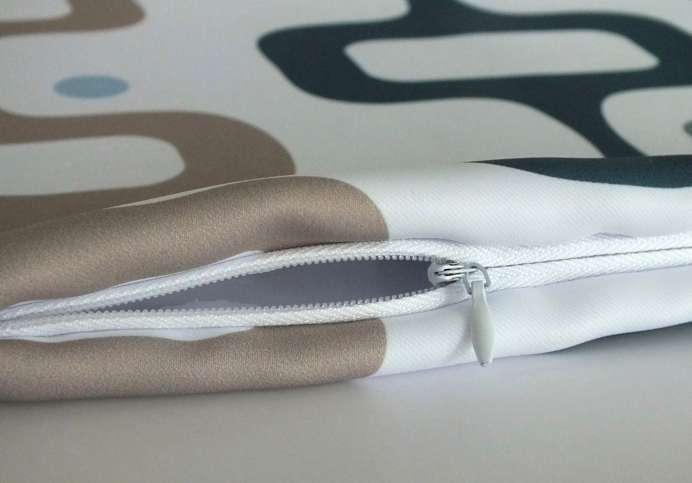 queence Dekokissen »Ross«, Kissenhülle,Hirsche,Grün,Beige,Natur,Wald,Tiere,Minimalistisch