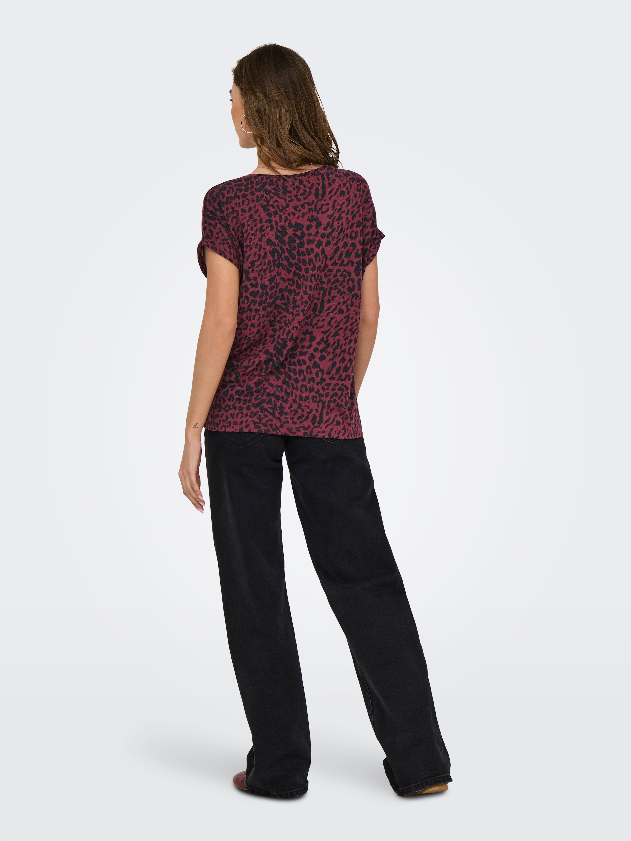 ONLY Kurzarmshirt »ONLMOSTER – Shirt mit Animal-Print und lockerem Schnitt« animal-print, modisch, loose fit, Viskosemischung, Rundhals