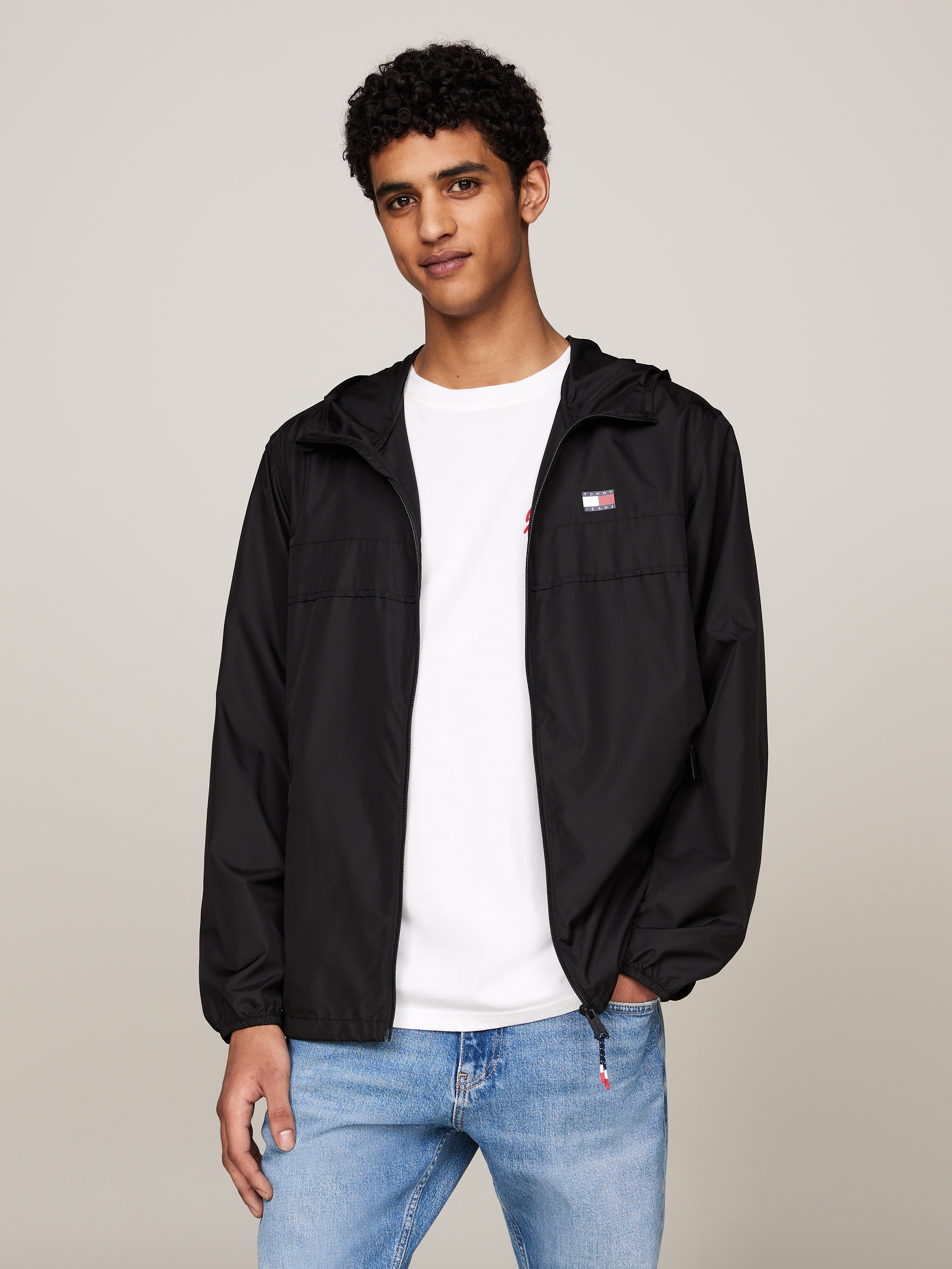 Tommy Jeans Outdoorjacke »TJM LW CHICAGO JACKET«, mit Kapuze, mit Logoprägung