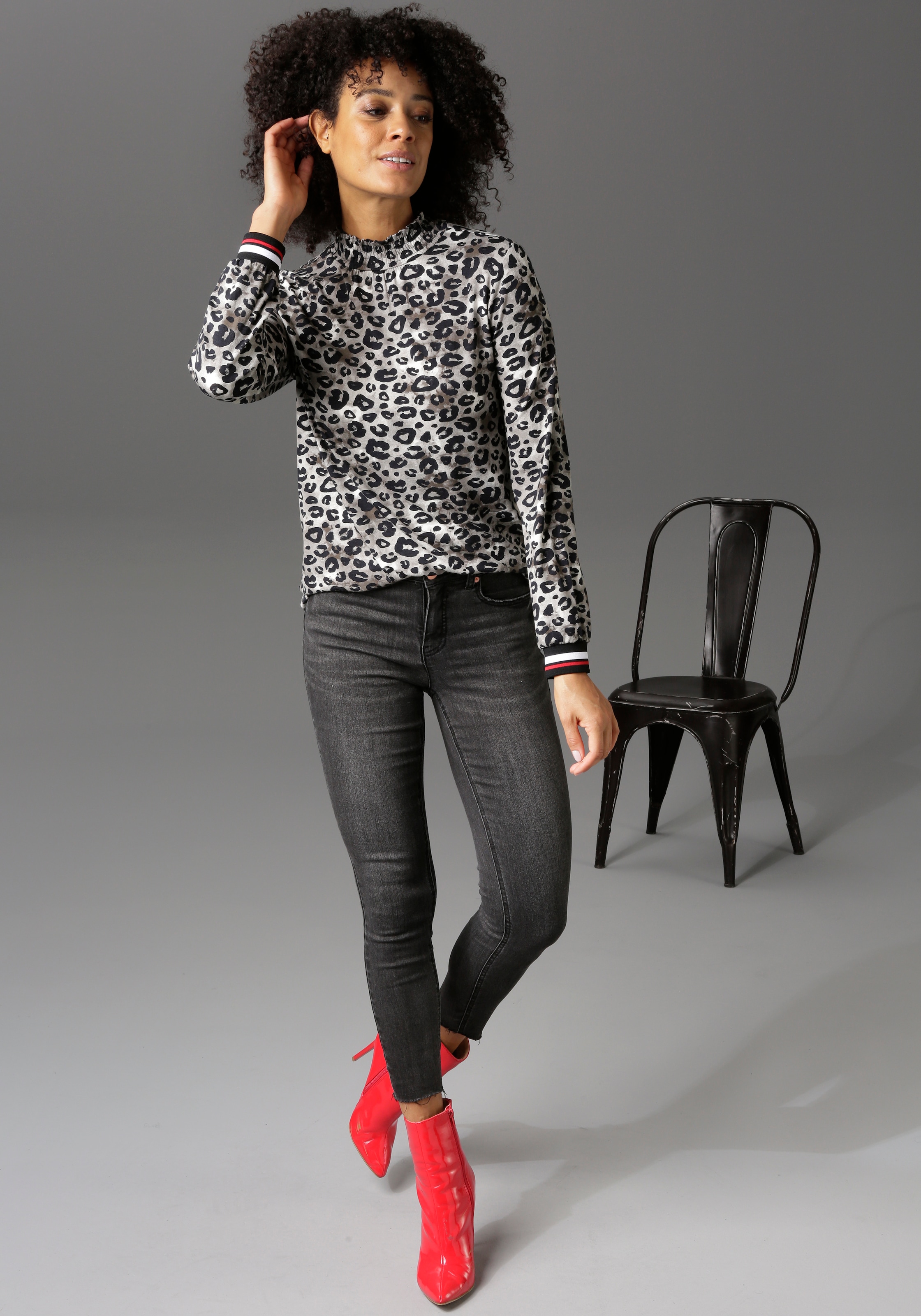 Aniston CASUAL Langarmshirt, mit Animal-Print trendigem gestreiften Bündchen und