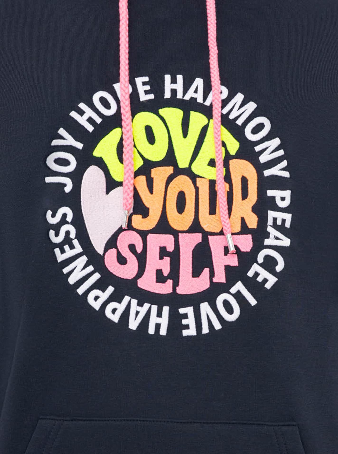 Zwillingsherz Hoodie »"Love Yourslef"«, runde große Frontstickerei, farbige Kordel, Kängurutasche
