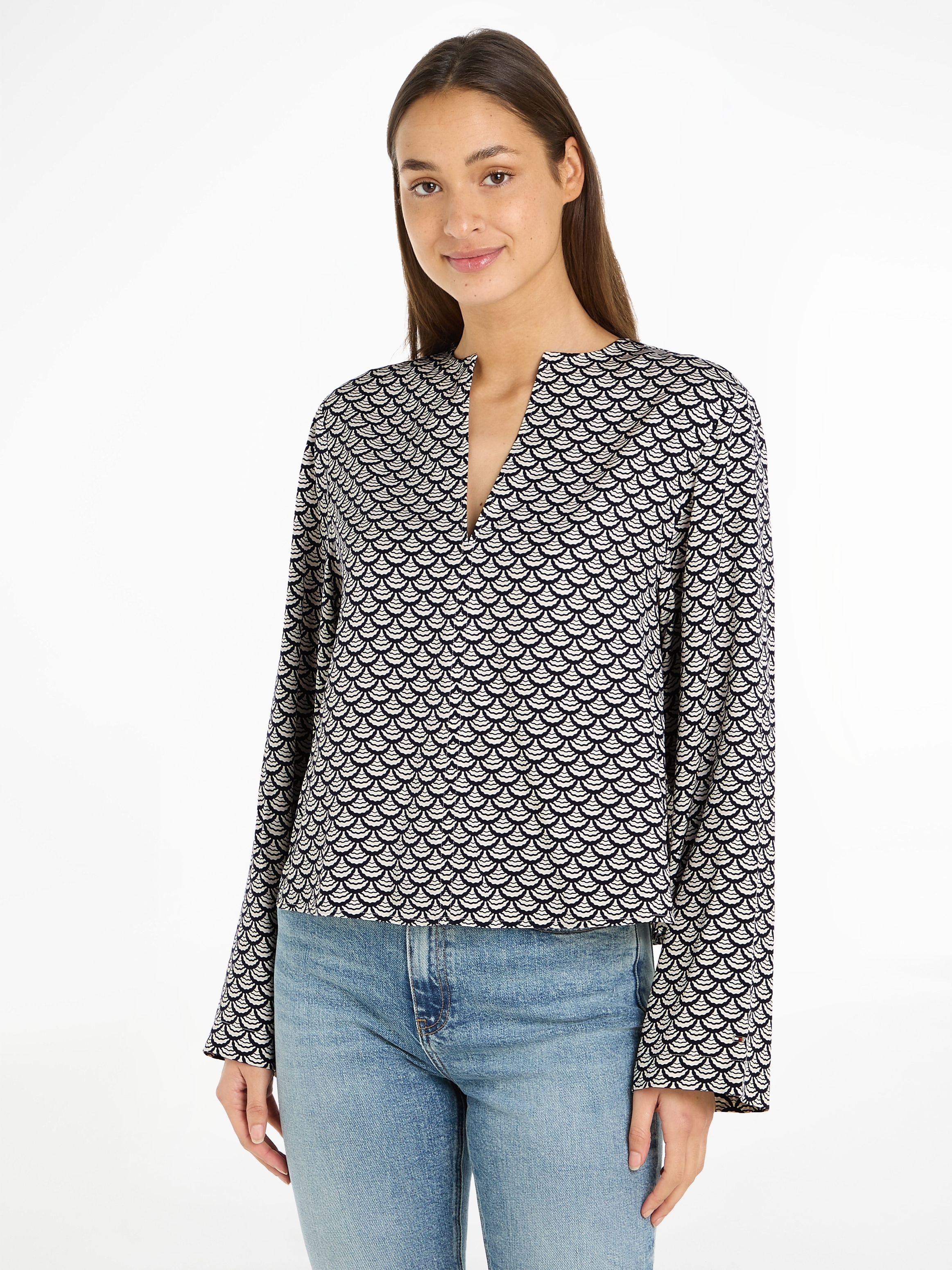 Tommy Hilfiger Blusentop »SEAL AOP V-NECK BLOUSE«, mit Logopatch