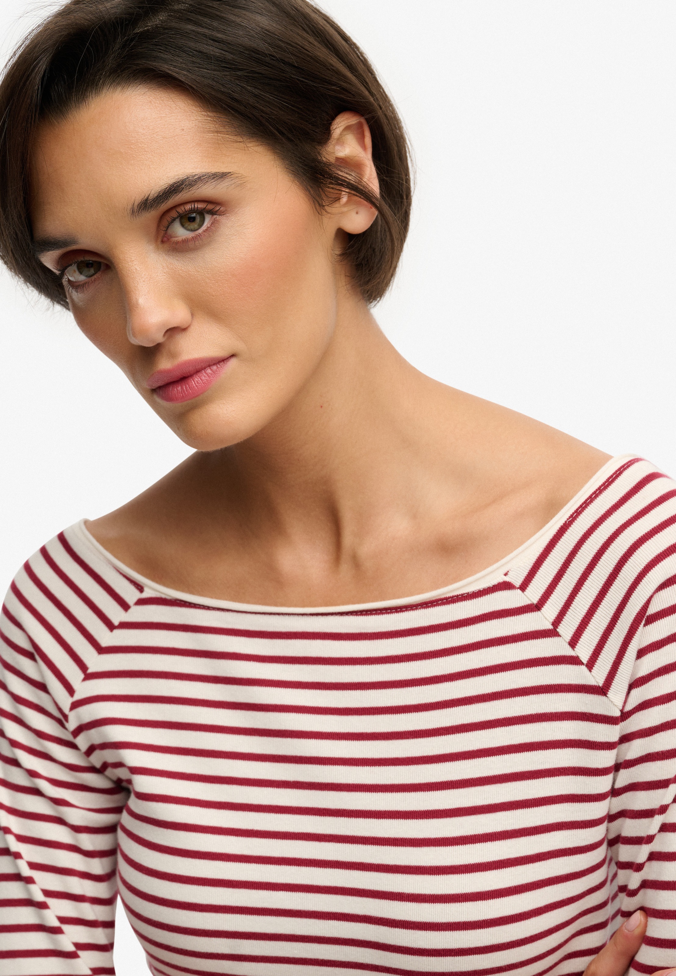Superdry Langarmshirt »BARDOT OFF SHOULDER TOP« mit U-Boot Ausschnitt und Wellenkante am Bund, gesticktes Logo am Saum