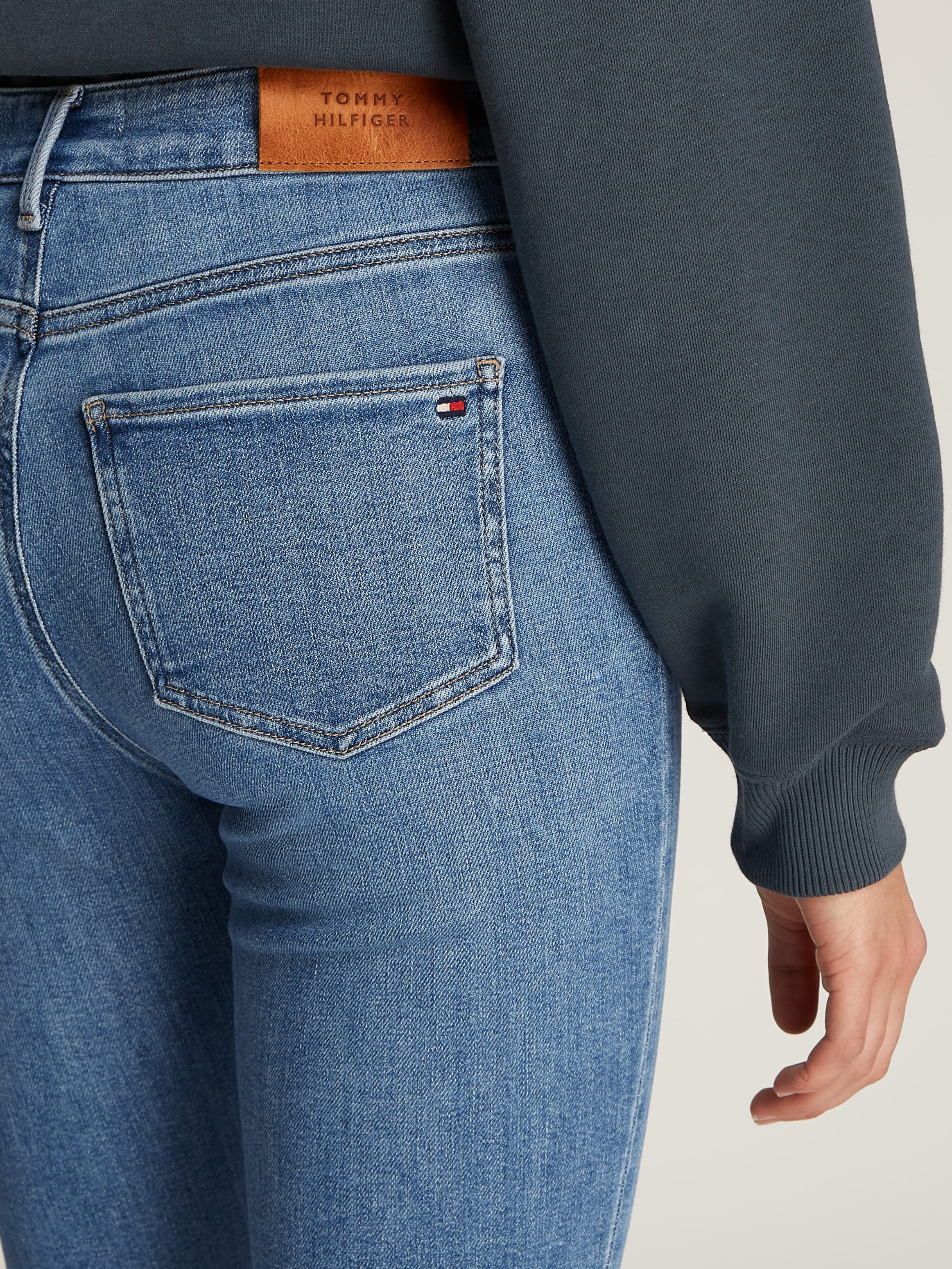 Tommy Hilfiger Skinny-fit-Jeans »Harlem Skinny High Waist«, mit Logo-Badge, in blauer Waschung, in Knöchellänge