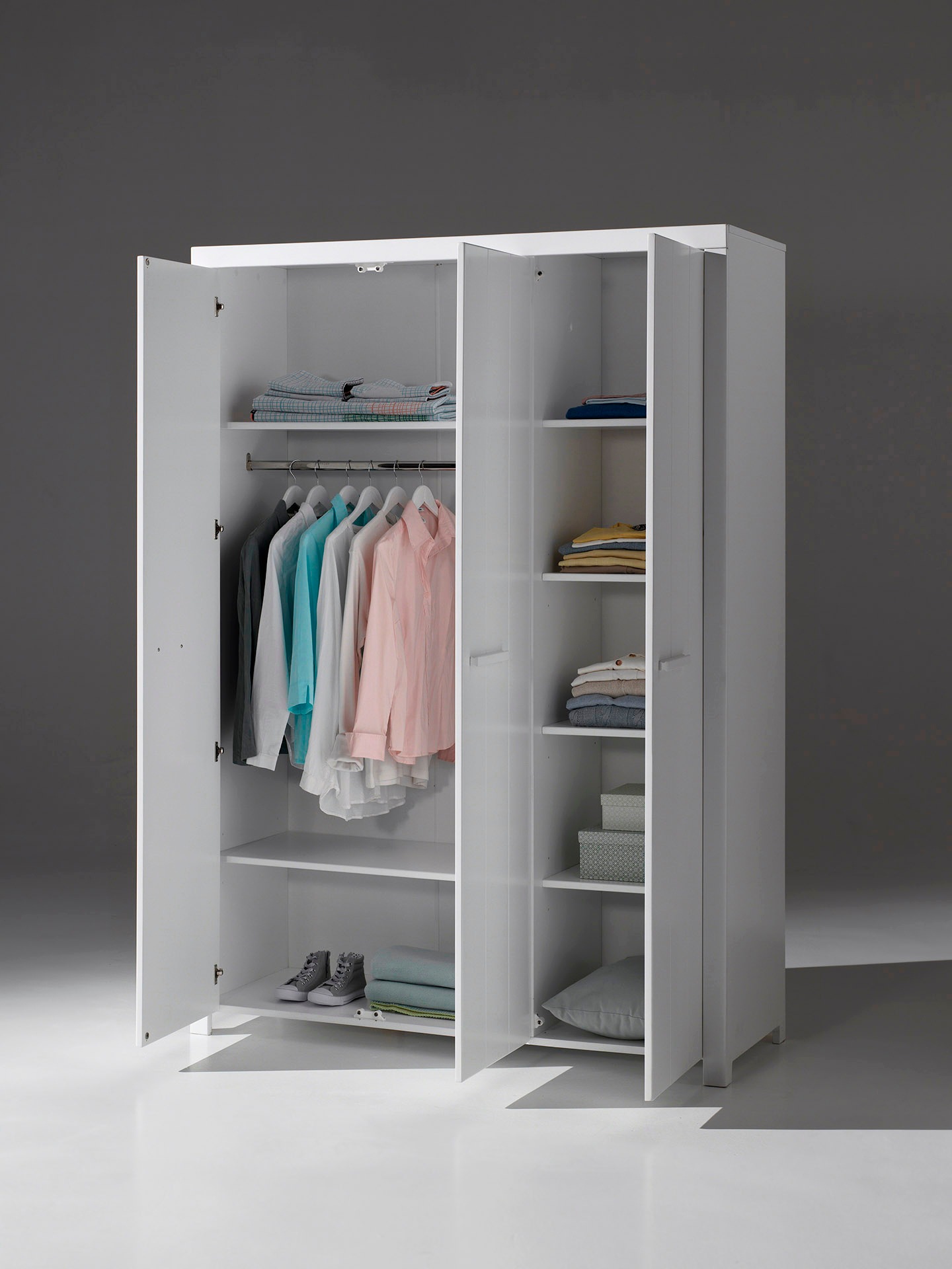 Vipack Kleiderschrank »Erik, Kleiderschrank 3-trg. mit viel Stauraum, MDF weiß lackiert«, (B/H/T ca. 144x205,5x57,5cm, in Landhaus-Optik), geräumiger Schrank inkl. Wäscheeinteilung, Ausf. weiß lackiert