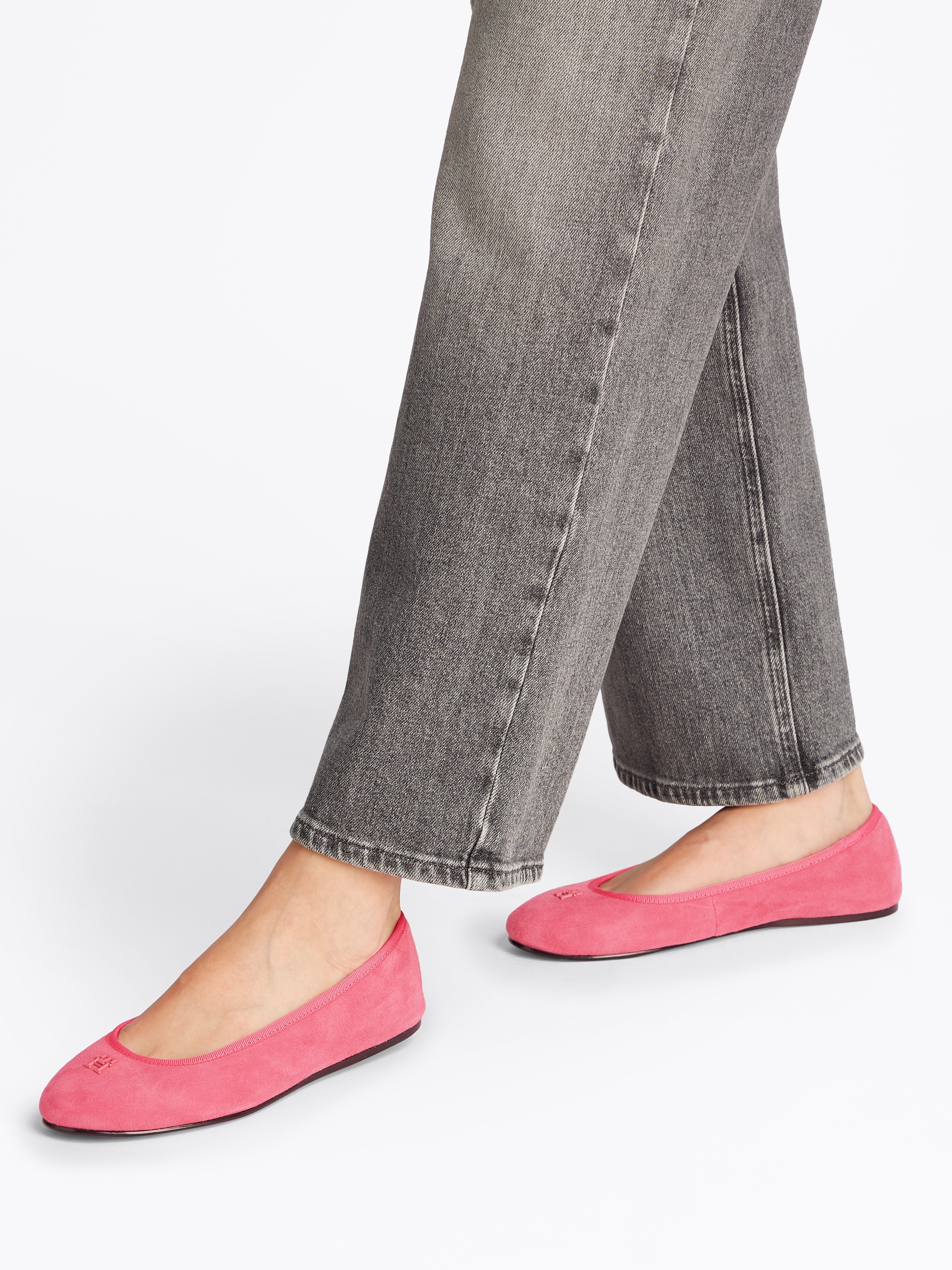 Tommy Hilfiger Ballerina »TH HARDWARE SUEDE BALLERINA«, Flats, Businessschuh, Bequemschuh, Schlupfschuh mit TH-Logo
