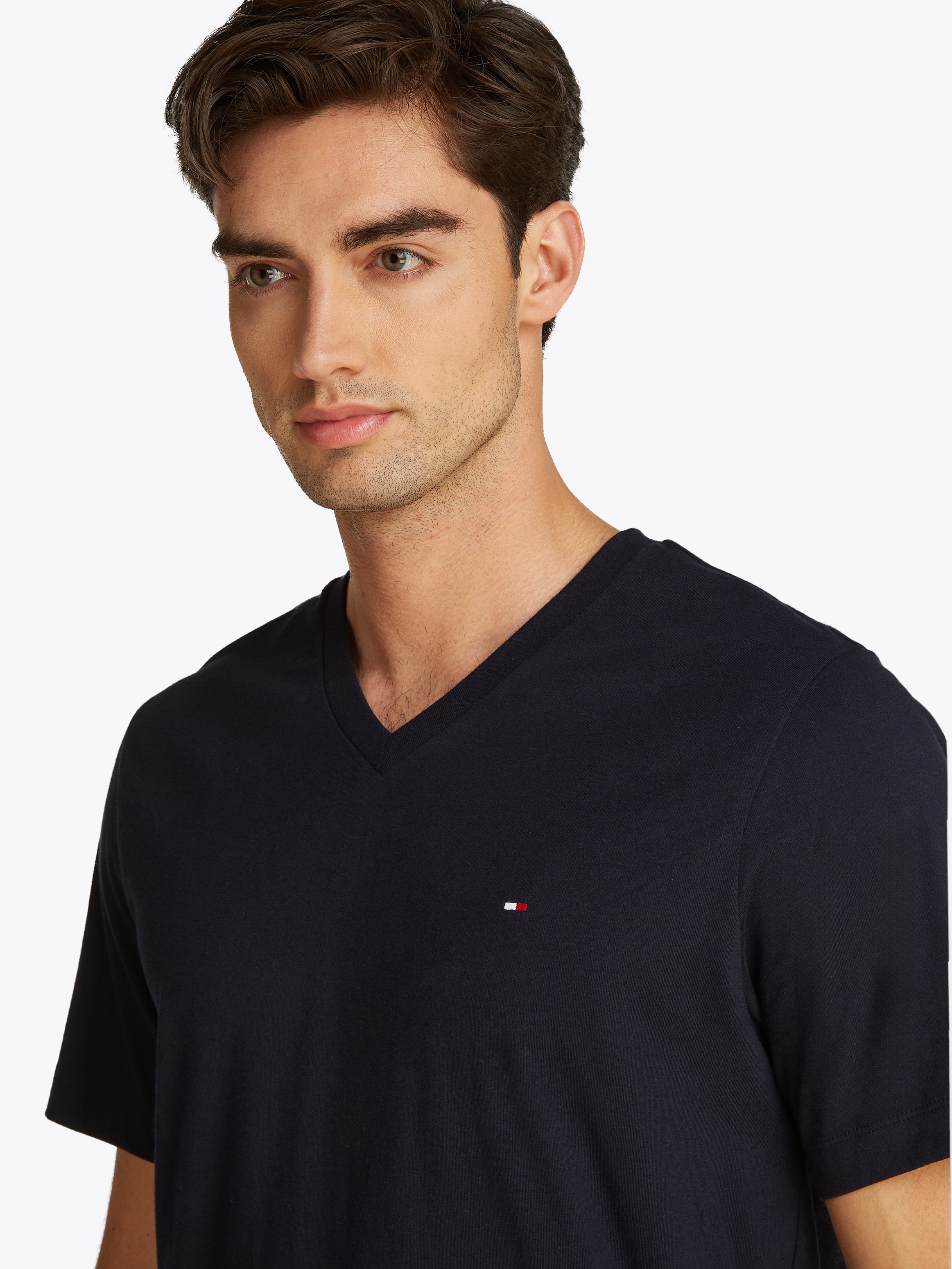 Tommy Hilfiger V-Shirt »ESSENTIAL V-NECK TEE mit V-Ausschnitt und Markenlabel« unifarben, casual, regular fit, Baumwolle, V-Ausschnitt