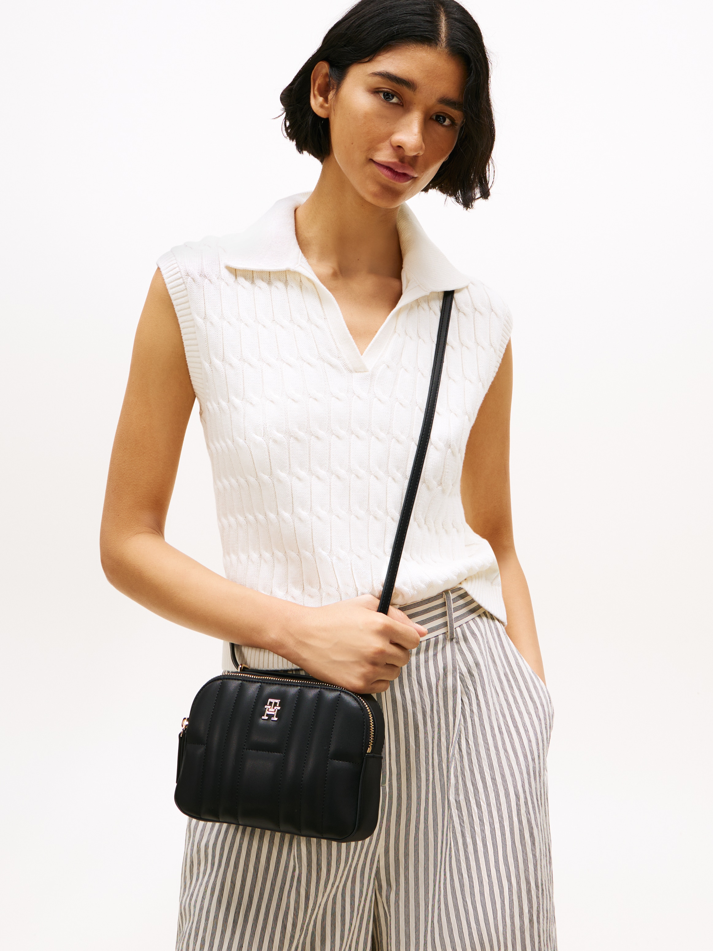 Tommy Hilfiger Umhängetasche »TH FEMININE CONV CAMERA BAG«, Damen Schultertasche, Minibag im trendigen Stepp-Design