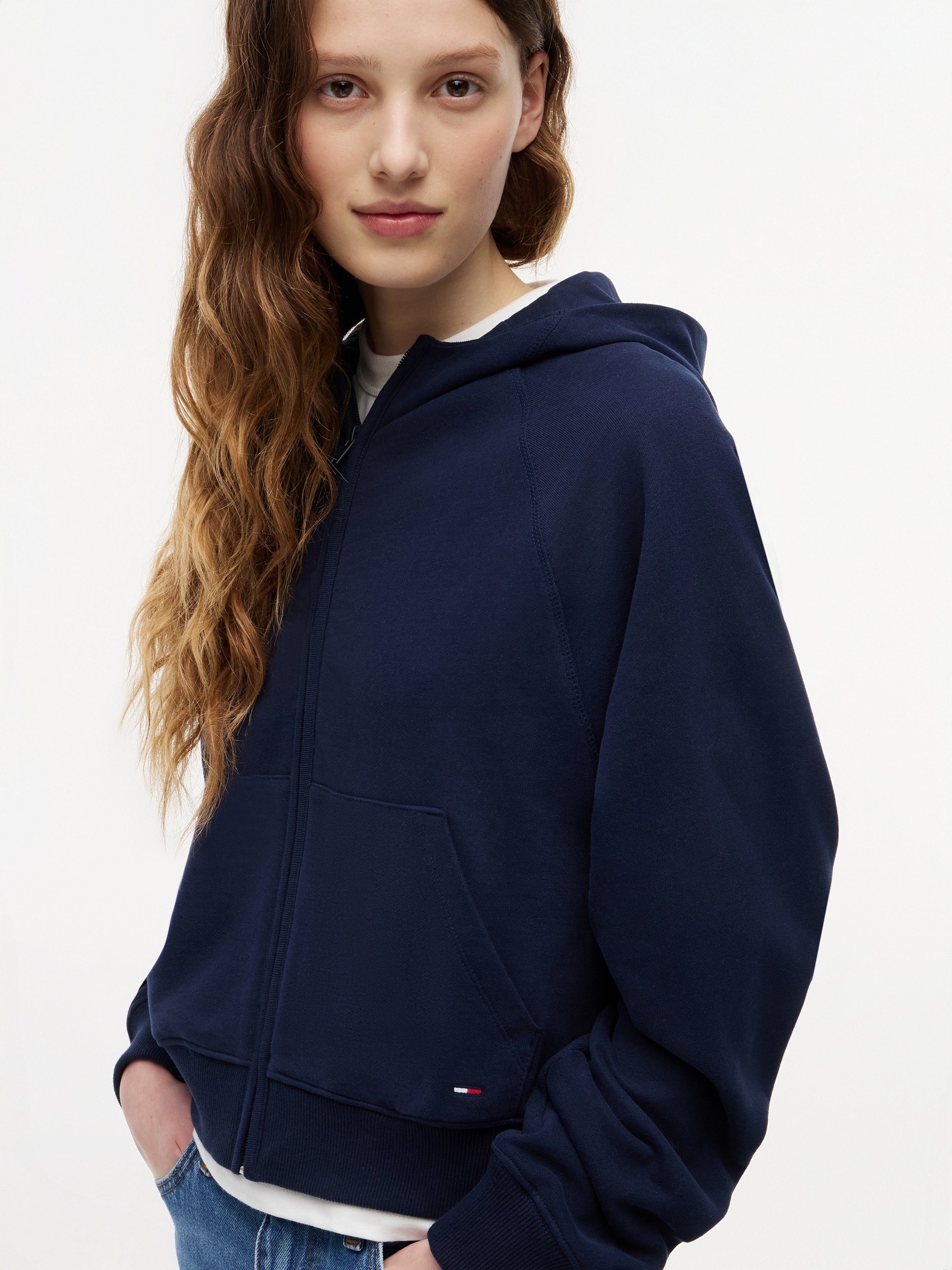 Tommy Jeans Kapuzensweatjacke »TJW BXY S FLAG ZIP THRU HOODIE« Baumwolle, Kapuze, Kängurutasche