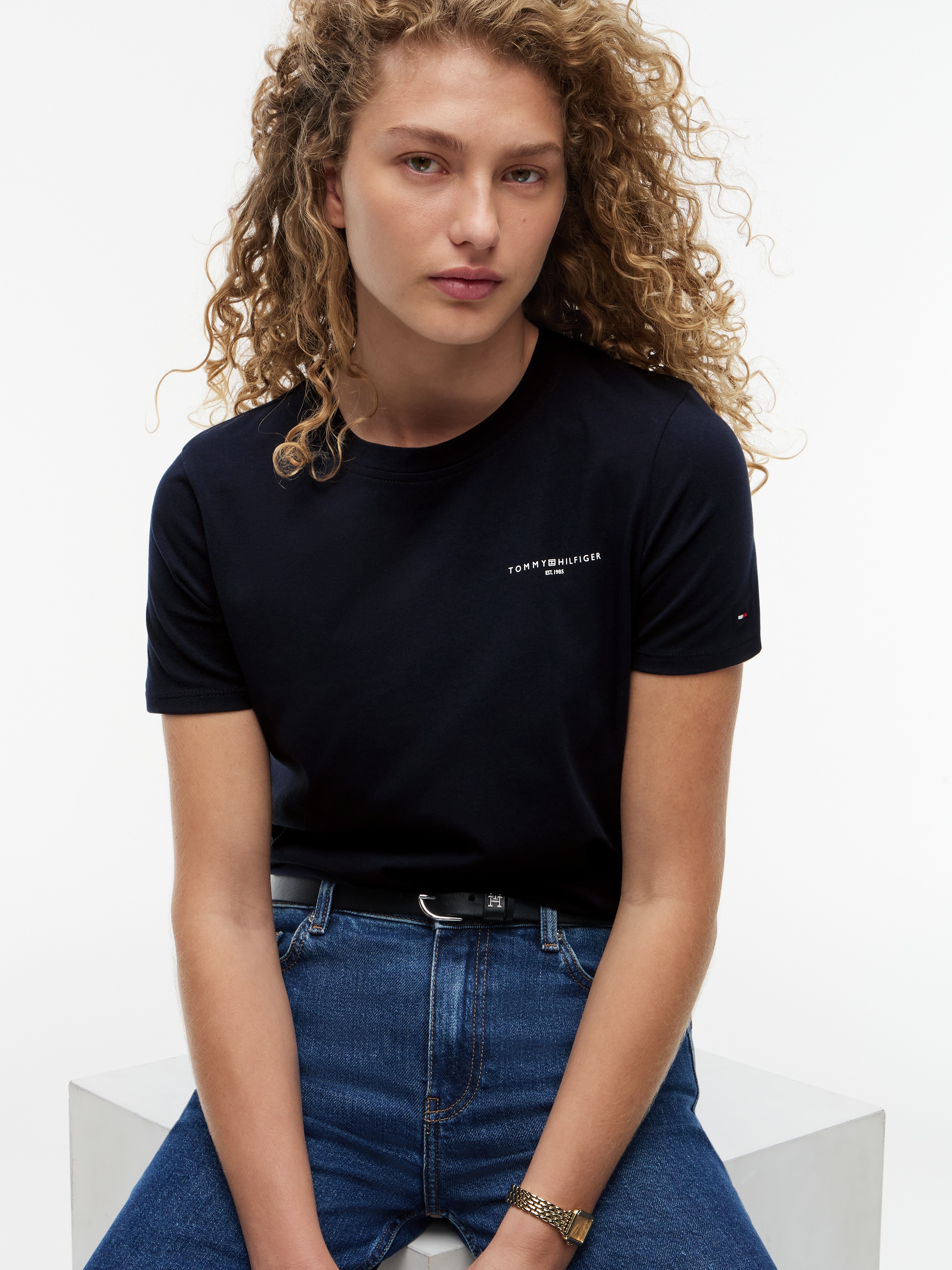Tommy Hilfiger Rundhalsshirt »1985 REG MINI CORP LOGO C-NK SHORT SLEEVE« mit Tommy Hilfiger Logoschriftzug und Bestickung
